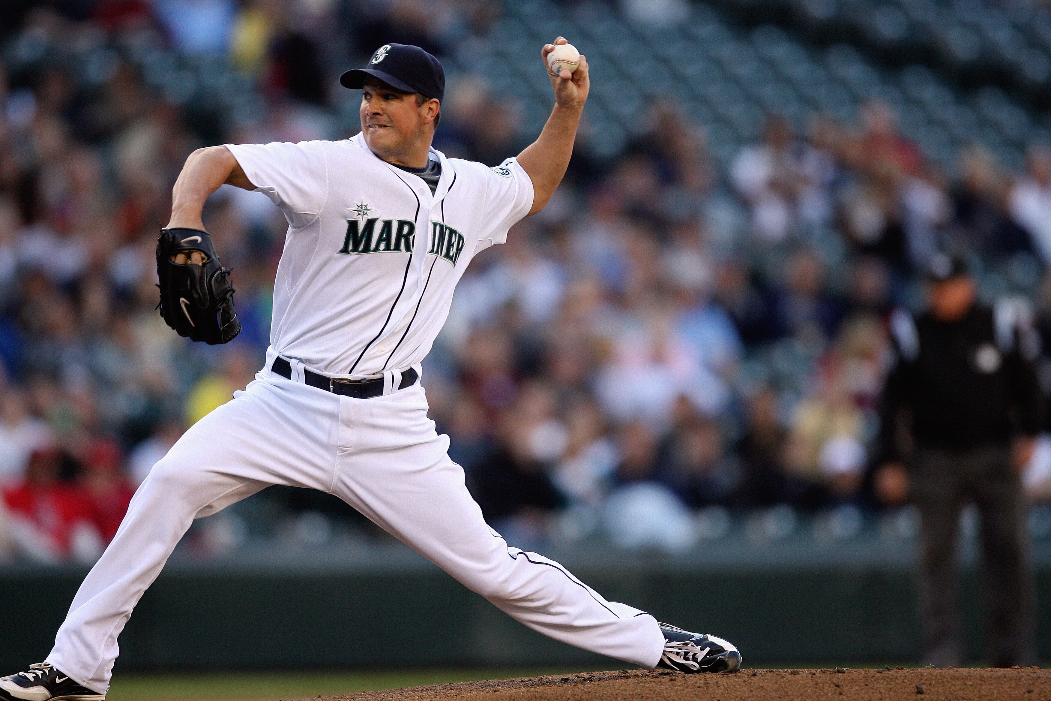 SEATTLE - MAY 21:  Erik Bedard #45 of the Seattle Mariners pitches against the Los Angeles Angels of Anaheim during the game on May 21, 2009 in Seattle, Washington. (Photo by Otto Greule Jr/Getty Images)