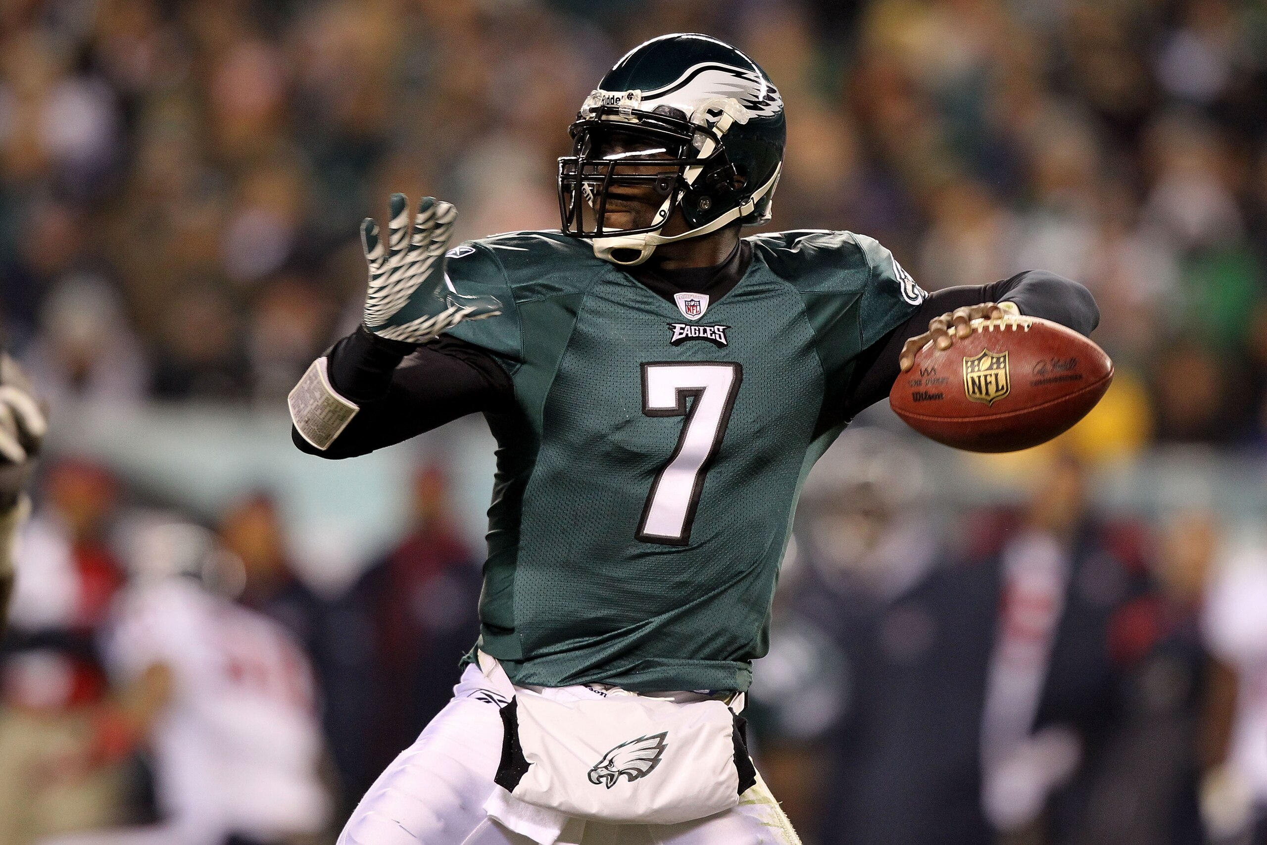 PHILADELPHIA, PA - DECEMBER 02:  Michael Vick #7 of the Philadelphia Eagles throws a pass against the Houston Texans at Lincoln Financial Field on December 2, 2010 in Philadelphia, Pennsylvania.  (Photo by Al Bello/Getty Images)