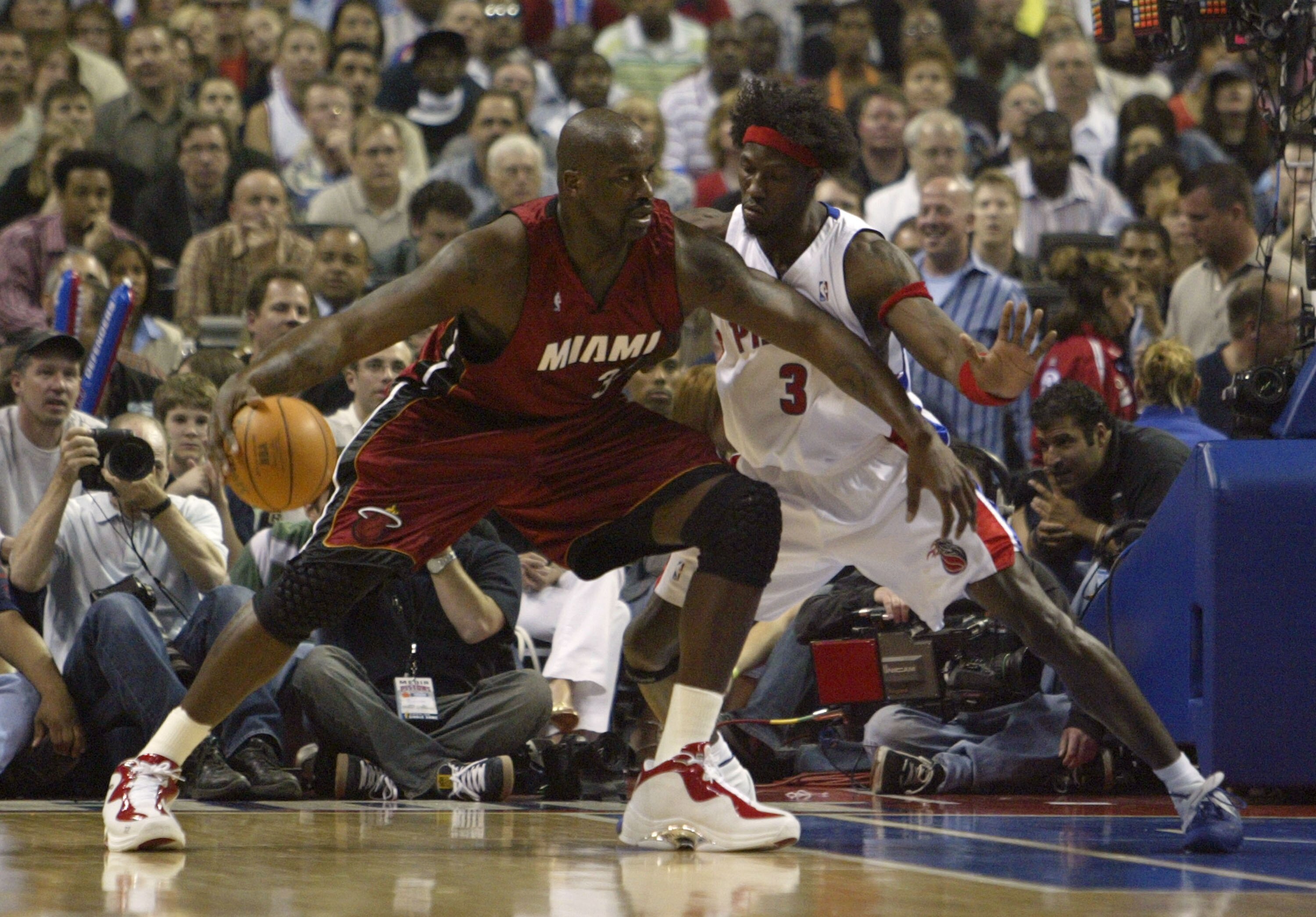 AUBURN HILLS, MI - MAY 29:  Shaquille O'Neal #32 of the Miami Heat moves the ball inside against Ben Wallace #3 of the Detroit Pistons in Game Three of the Eastern Conference Finals during the 2005 NBA Playoffs May 29, 2005 at the Palace At Auburn Hills i