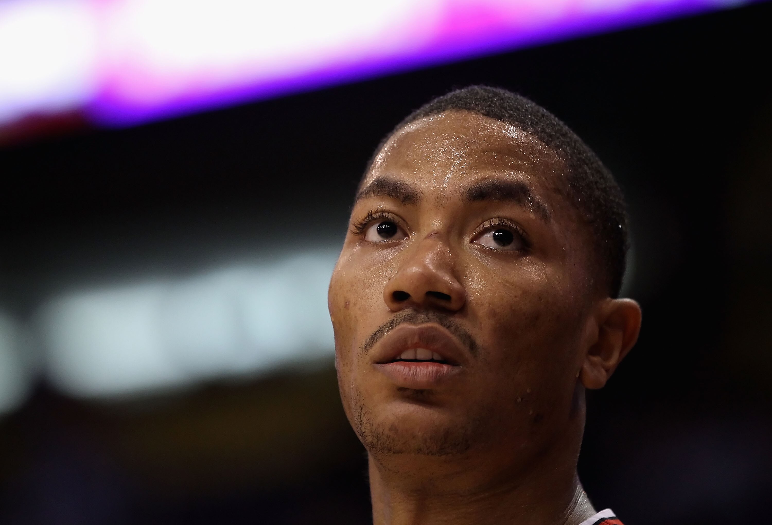 PHOENIX - NOVEMBER 24:  Derrick Rose #1 of the Chicago Bulls during the NBA game against the Phoenix Suns at US Airways Center on November 24, 2010 in Phoenix, Arizona. NOTE TO USER: User expressly acknowledges and agrees that, by downloading and or using