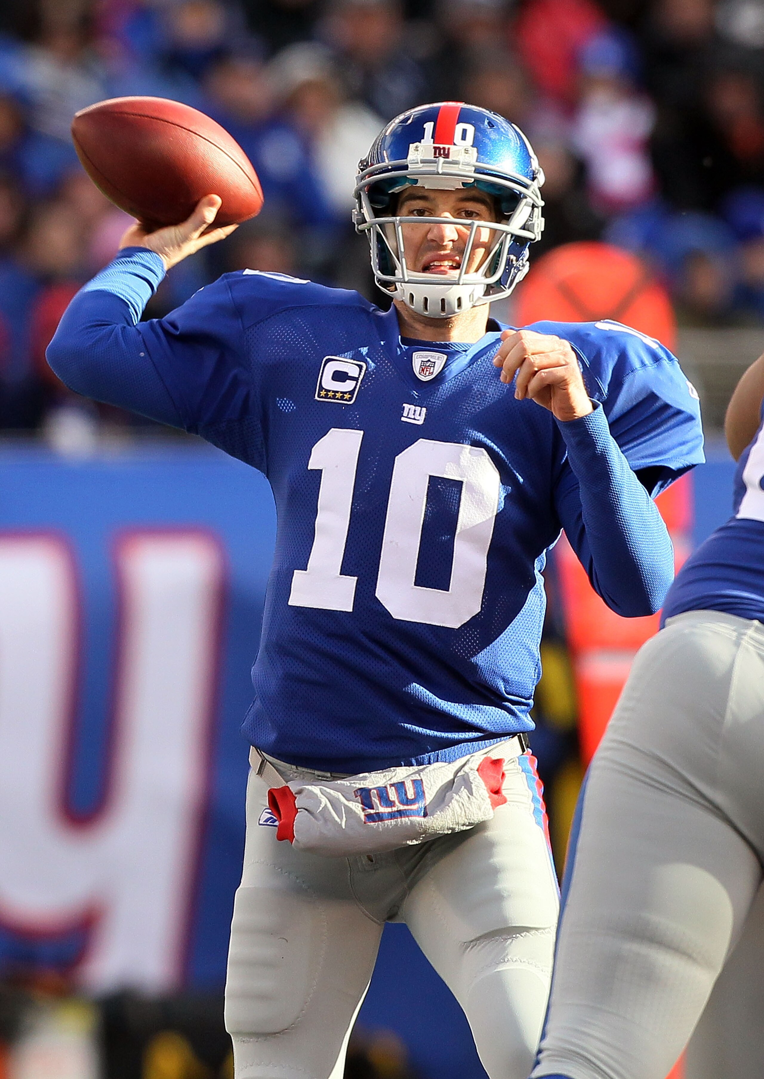 EAST RUTHERFORD, NJ - DECEMBER 05:  Eli Manning #10 of the New York Giants throws a pass against the Washington Redskins on December 5, 2010 at the New Meadowlands Stadium in East Rutherford, New Jersey.  (Photo by Jim McIsaac/Getty Images)