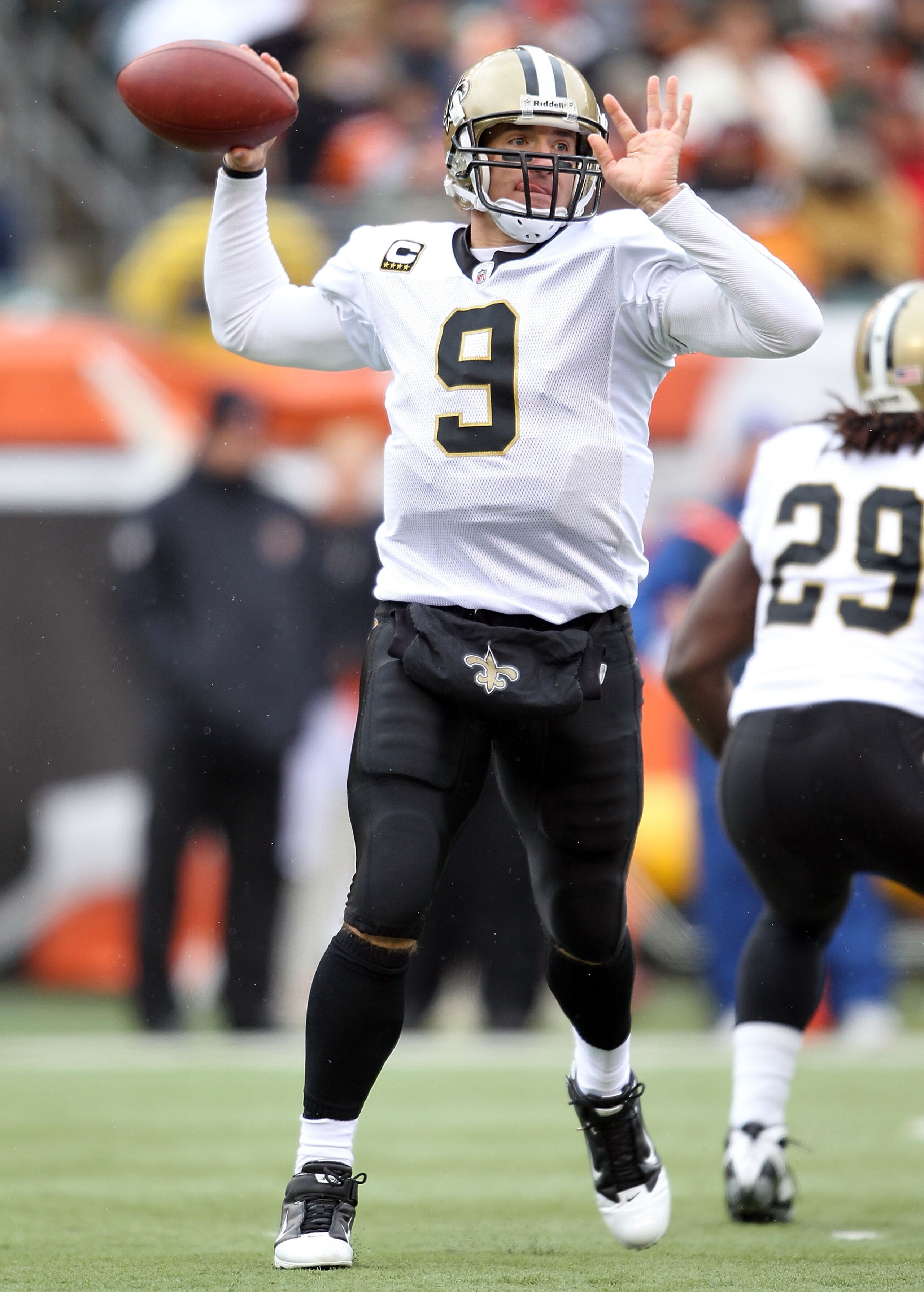 CINCINNATI, OH - DECEMBER 05:  Dree Brees #9 of the New Orleans Saints throws a pass during the NFL game against the Cincinnati Bengals at Paul Brown Stadium on December 5, 2010 in Cincinnati, Ohio.  The Saints won 34-30.  (Photo by Andy Lyons/Getty Image