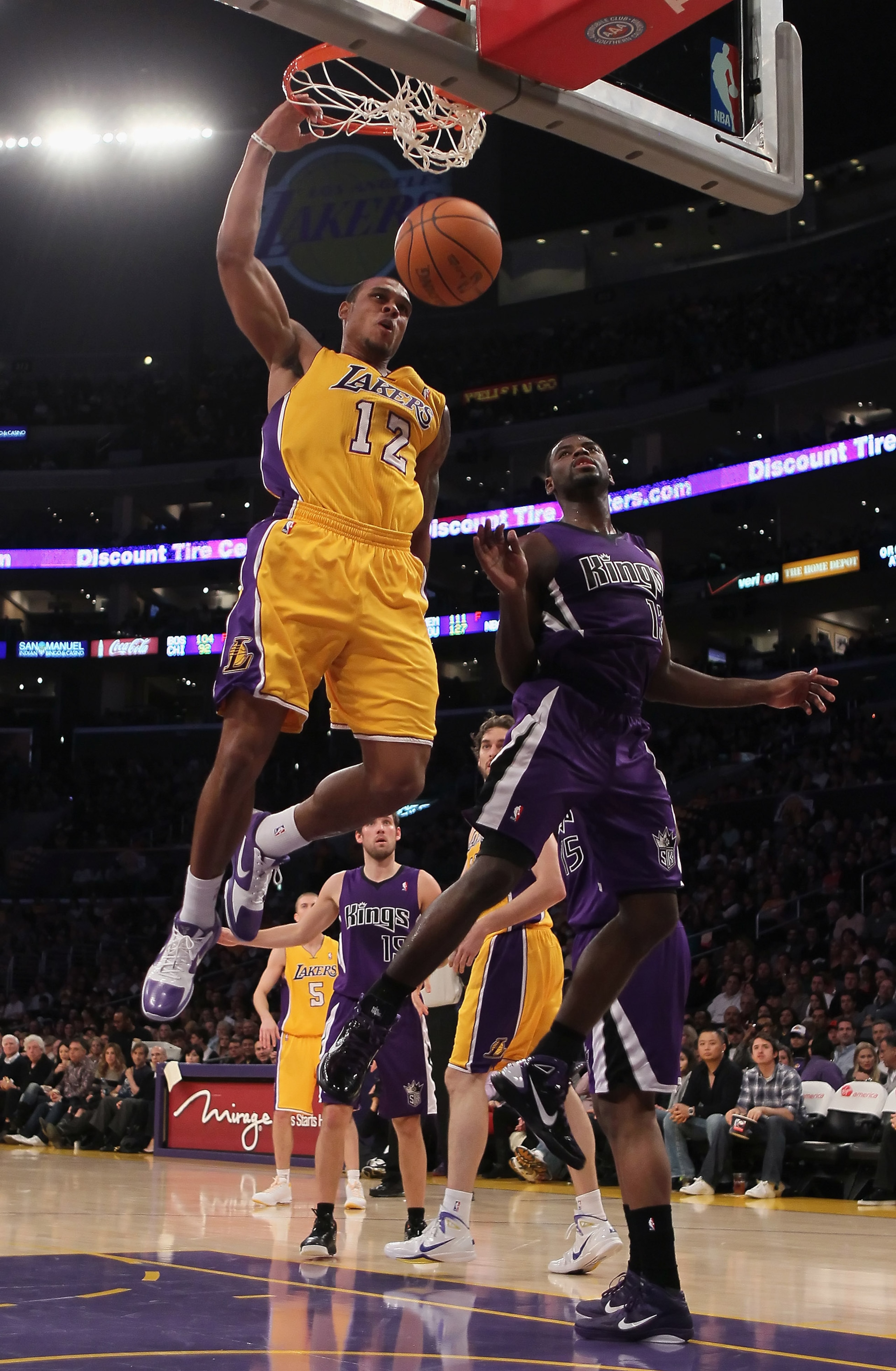 LOS ANGELES, CA - DECEMBER 03:  Shannon Brown #12 of the Los Angeles Lakers drives to the basket past Tyreke Evans #13 of the Sacramento Kings for a dunk during the first half at Staples Center on December 3, 2010 in Los Angeles, California. NOTE TO USER: