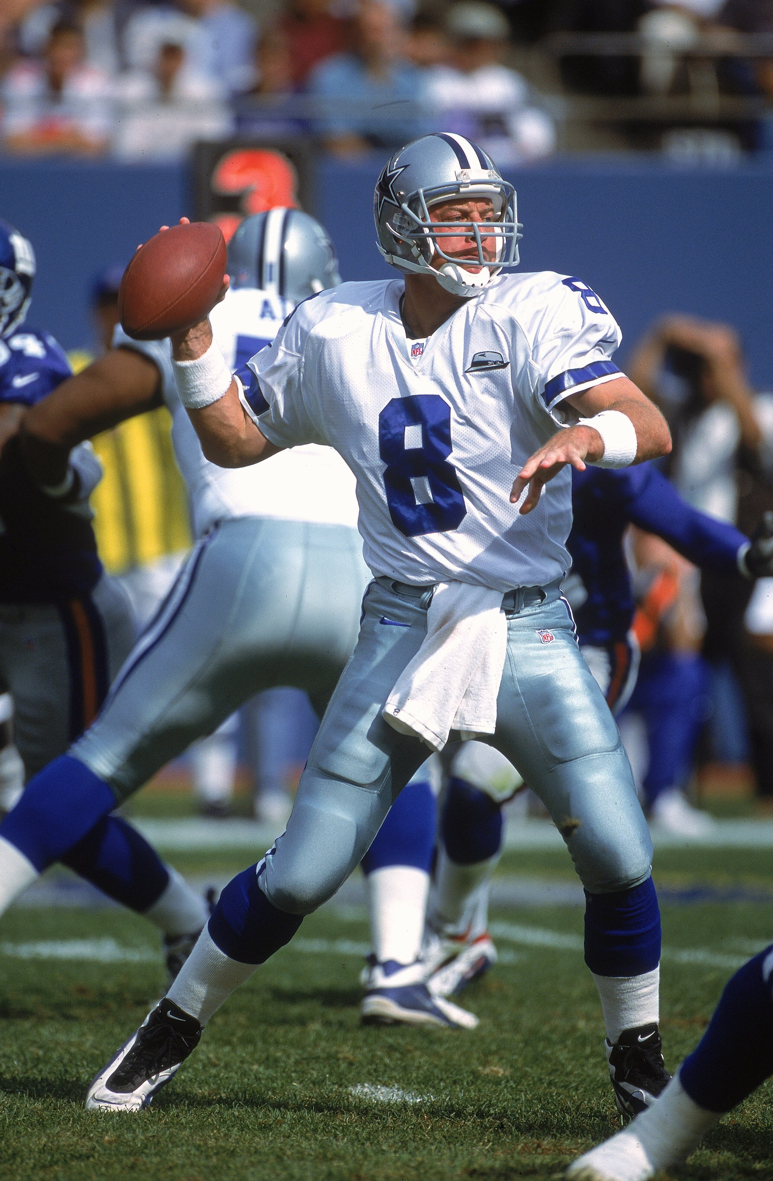 15 Oct 2000: Quarterback Troy Aikman #8 of the Dallas Cowboys passes the ball during a game against the New York Giants at the Giants Stadium in East Rutherford, New Jersey. The Giants defeated the Cowboys 19-14.Mandatory Credit: Harry How  /Allsport