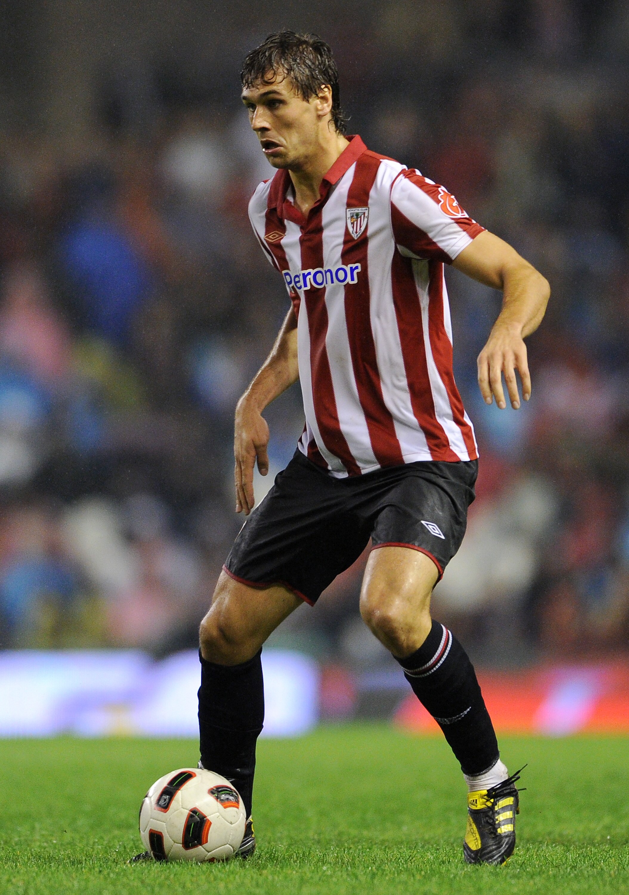 BILBAO, SPAIN - SEPTEMBER 25:  Fernando Llorente of Athletic Bilbao controls the ball during the La Liga match between Athletic Bilbao and Barcelona at the San Mames Stadium on September 25, 2010 in Bilbao, Spain. Barcelona won the match 3-1.  (Photo by J