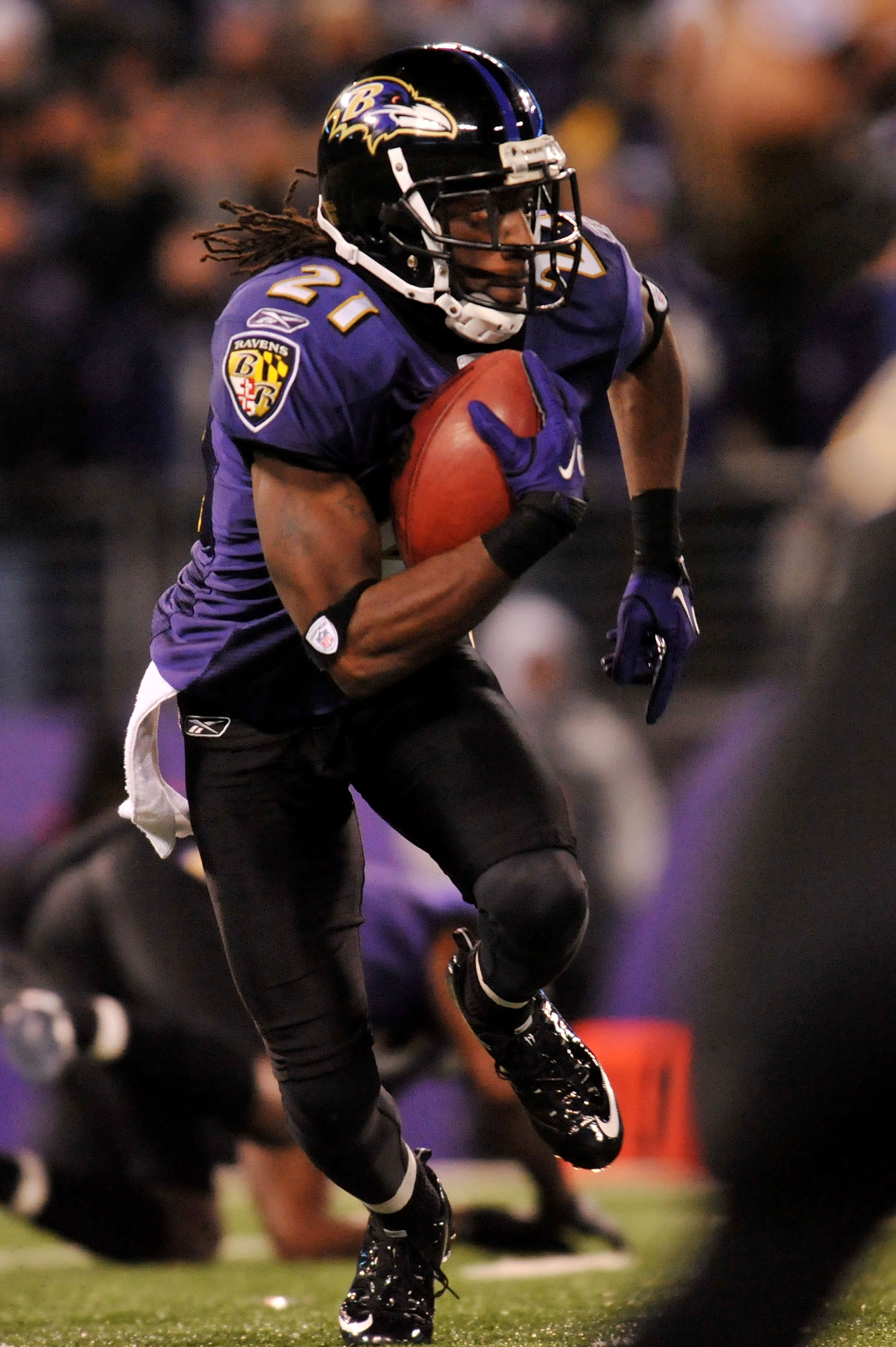 BALTIMORE, MD - DECEMBER 05:  Corner back Lardarius Webb #21 of the Baltimore Ravens returns a kick against the Pittsburgh Steelers during the fourth quarter of the game at M&T Bank Stadium on December 5, 2010 in Baltimore, Maryland. Pittsburgh won 13-10.