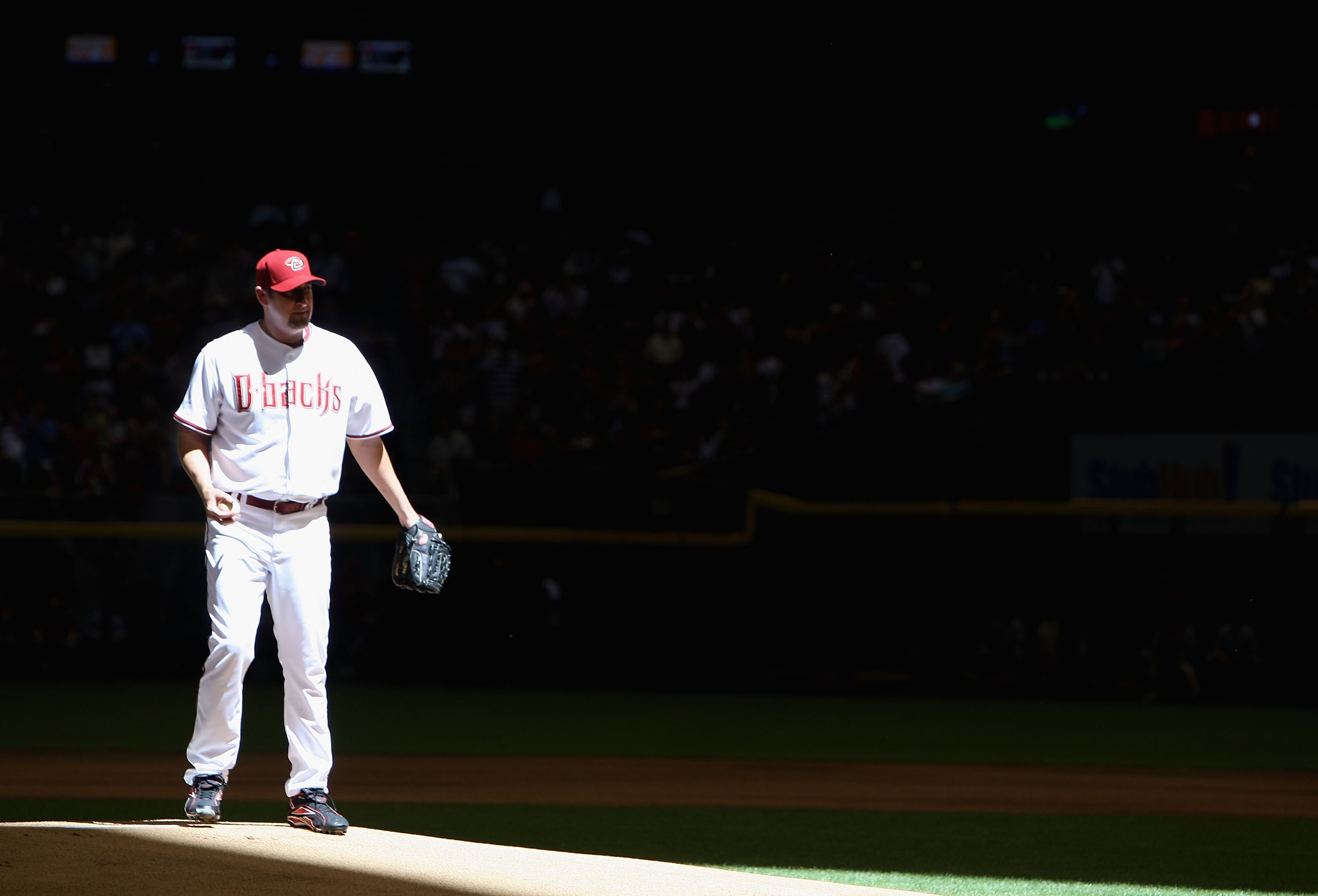 PHOENIX - APRIL 06:  Starting pitcher Brandon Webb #17 of the Arizona Diamondbacks prepares to pitch against the Colorado Rockies before the MLB openning day game at Chase Field on April 6, 2009 in Phoenix, Arizona.  (Photo by Christian Petersen/Getty Ima