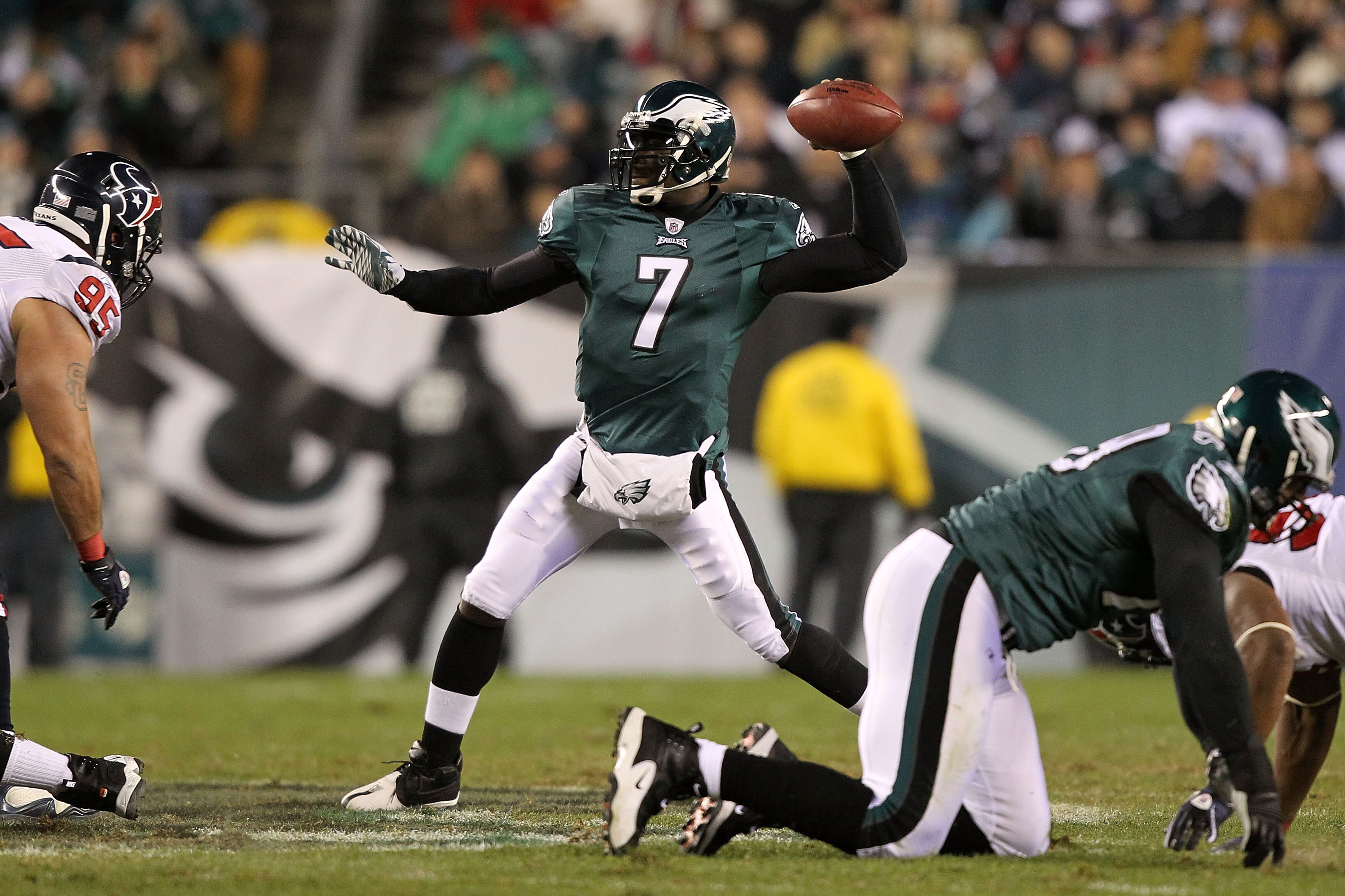 PHILADELPHIA, PA - DECEMBER 02:  Michael Vick #7 of the Philadelphia Eagles throws a pass against the Houston Texans at Lincoln Financial Field on December 2, 2010 in Philadelphia, Pennsylvania.  (Photo by Al Bello/Getty Images)