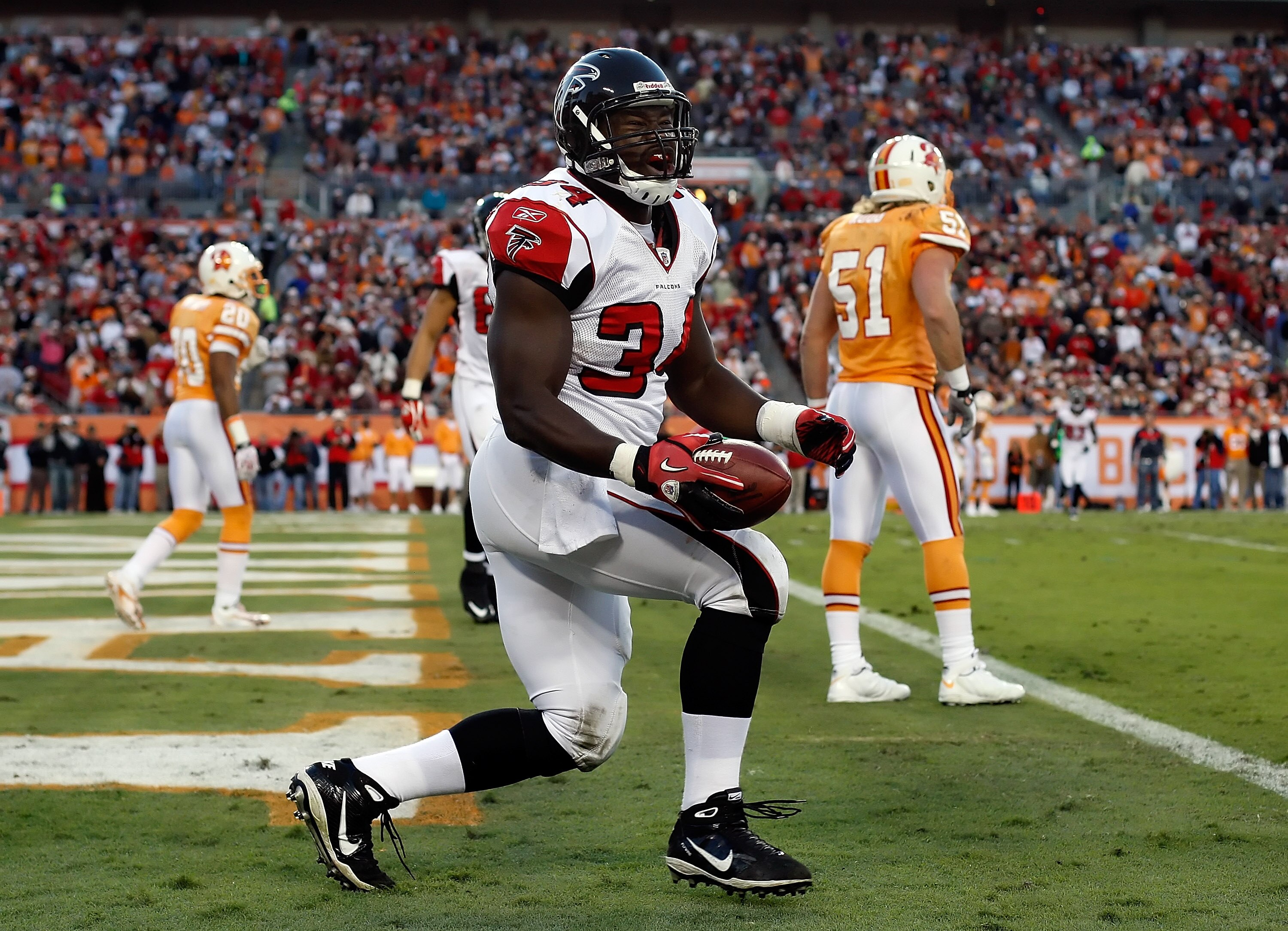 TAMPA, FL - DECEMBER 05:  Running back Ovie Mughelli #34 of the Atlanta Falcons celebrates his touchdown against the Tampa Bay Buccaneers during the game at Raymond James Stadium on December 5, 2010 in Tampa, Florida.  (Photo by J. Meric/Getty Images)