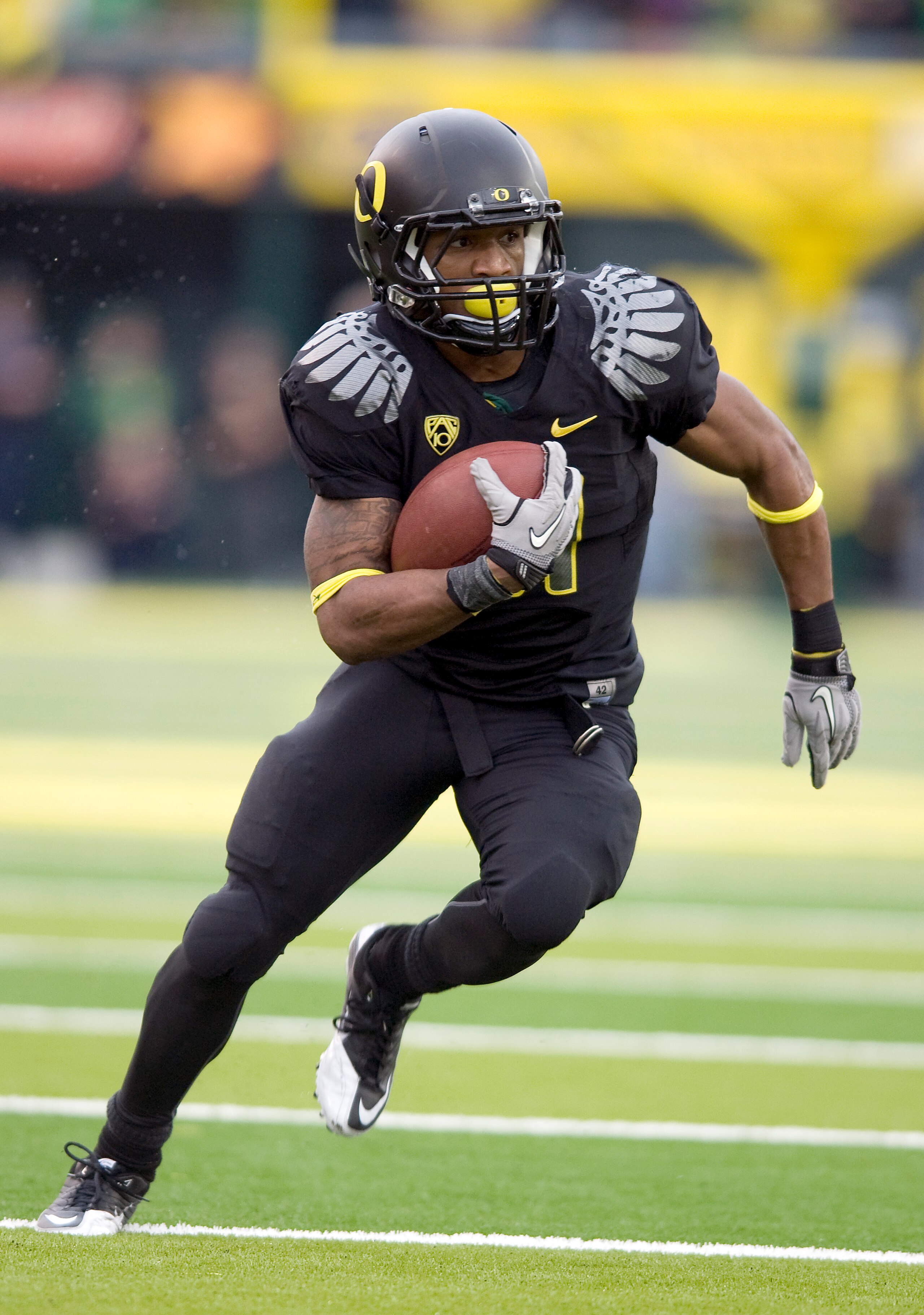 EUGENE, OR - NOVEMBER 6: Running back LaMichael James #21 of the Oregon Ducks runs with the ball in the third quarter of the game against the Washington Huskies at Autzen Stadium on November 6, 2010 in Eugene, Oregon. The Ducks won the game 53-16. (Photo