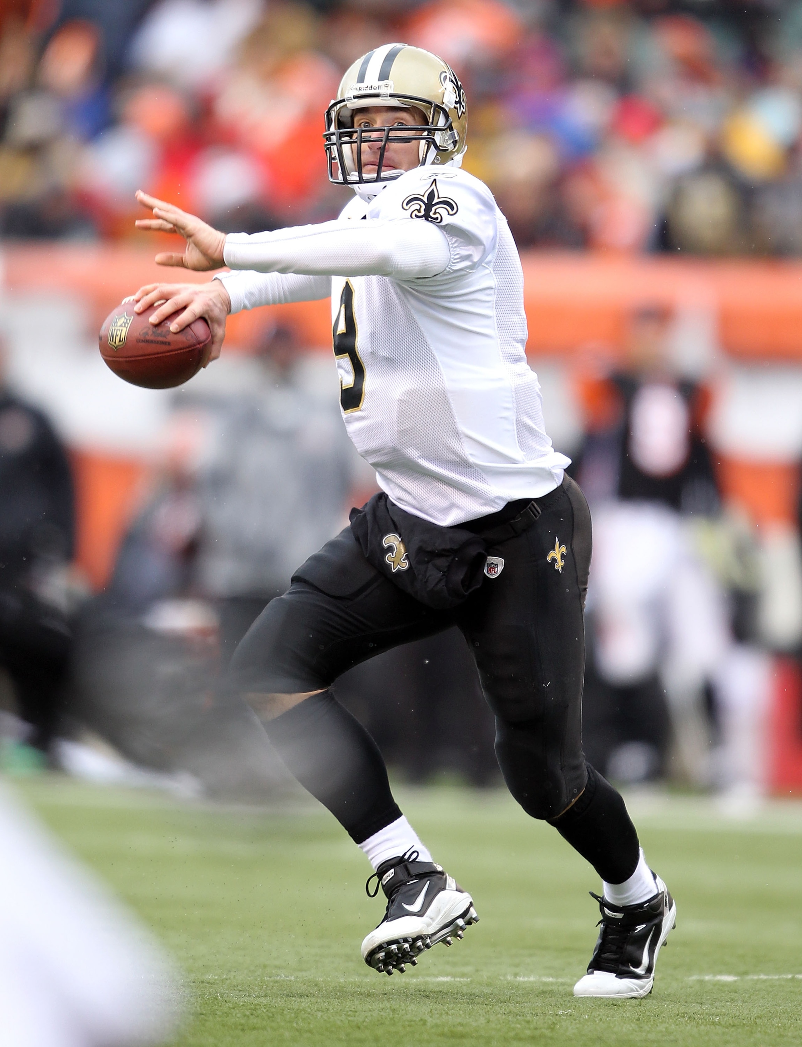 CINCINNATI, OH - DECEMBER 05:  Dree Brees #9 of the New Orleans Saints throws a pass during the NFL game against the Cincinnati Bengals at Paul Brown Stadium on December 5, 2010 in Cincinnati, Ohio.  The Saints won 34-30.  (Photo by Andy Lyons/Getty Image