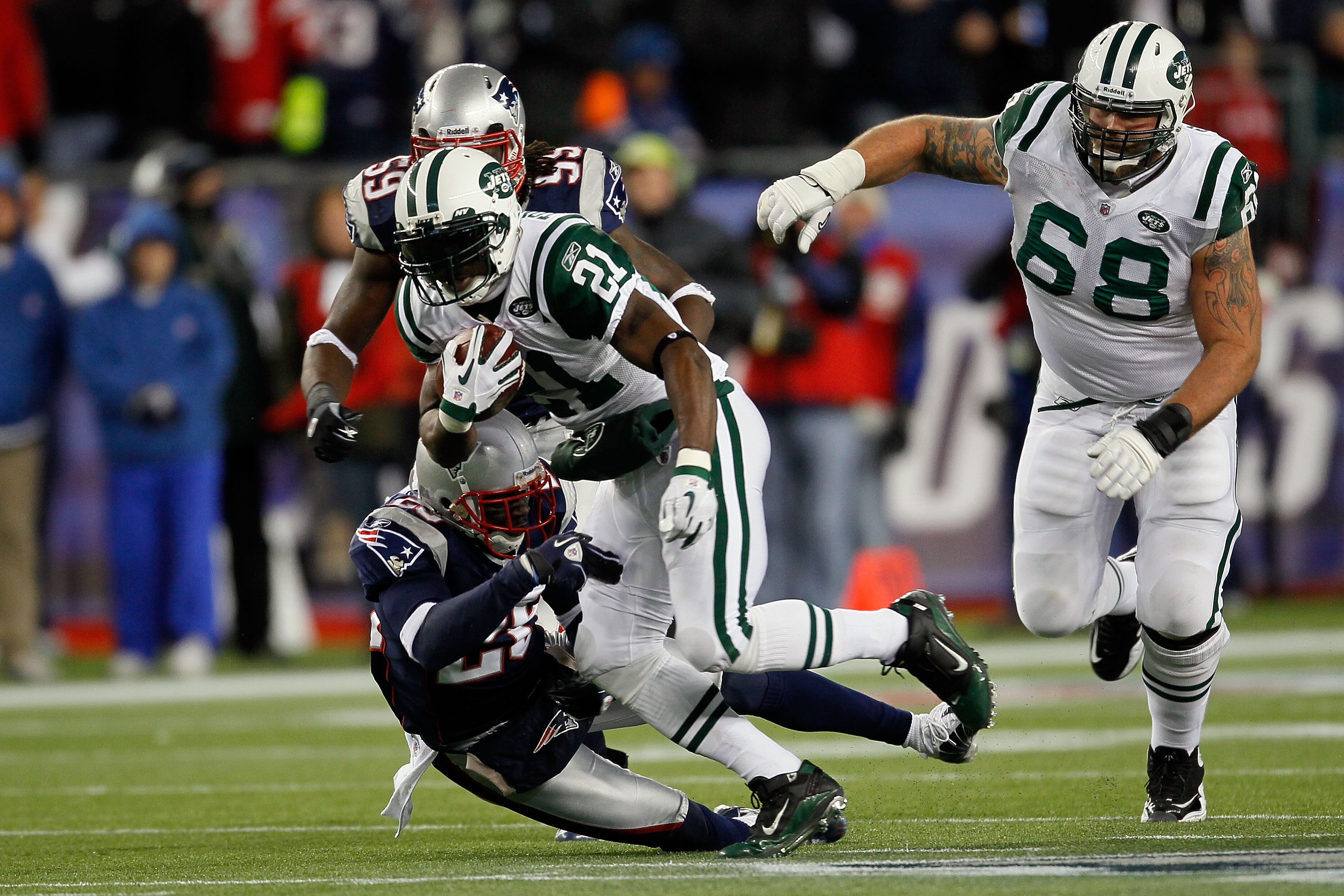 FOXBORO, MA - DECEMBER 06:  LaDainian Tomlinson #21 of the New York Jets runs the ball in the first half against the New England Patriots at Gillette Stadium on December 6, 2010 in Foxboro, Massachusetts.  (Photo by Jim Rogash/Getty Images)