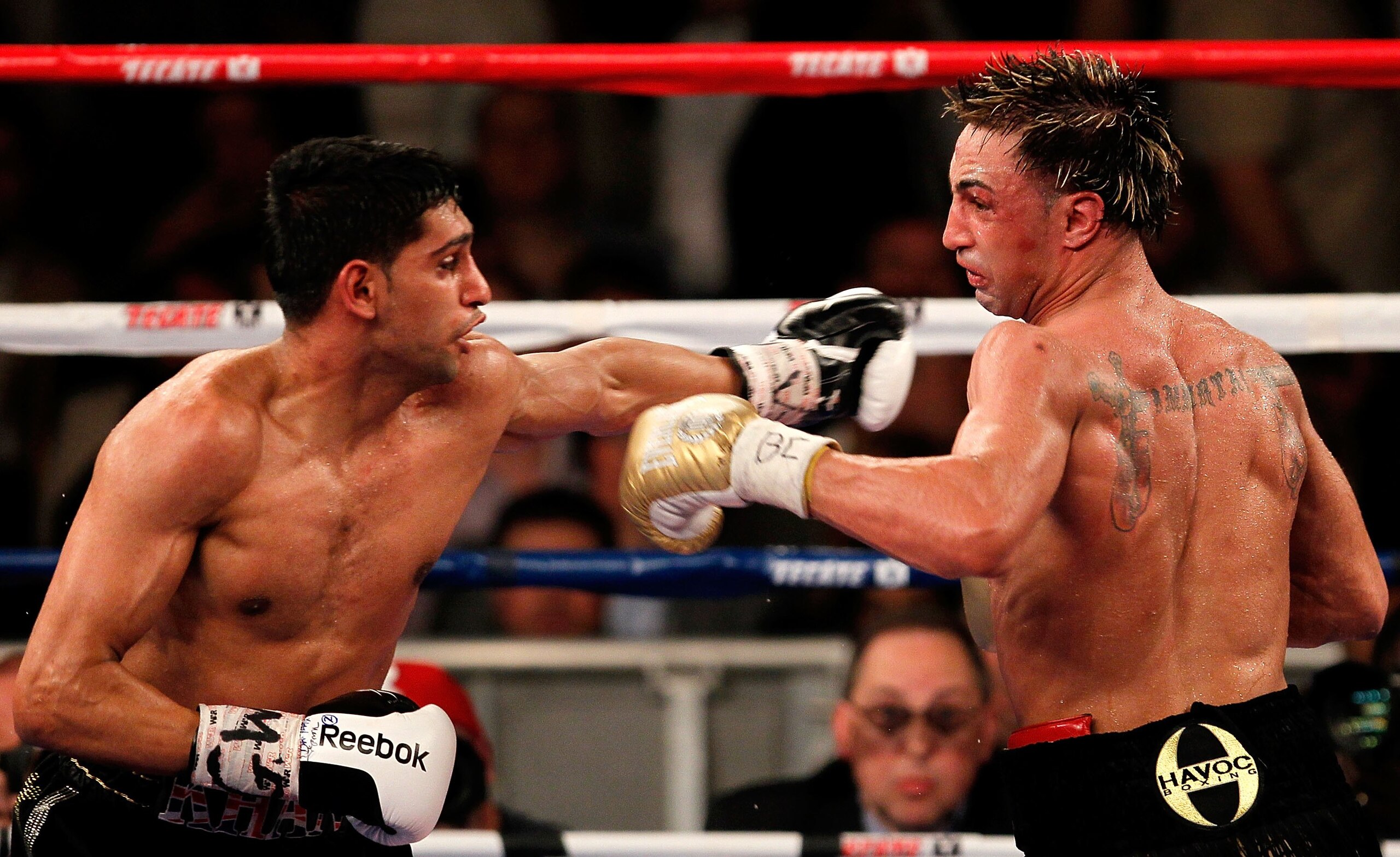 NEW YORK - MAY 15:  Amir Khan (L) of Great Britain and Paulie Malignaggi exchange blows during the WBA light welterweight title fight at Madison Square Garden on May 15, 2010 in New York City.  (Photo by Chris Trotman/Getty Images)