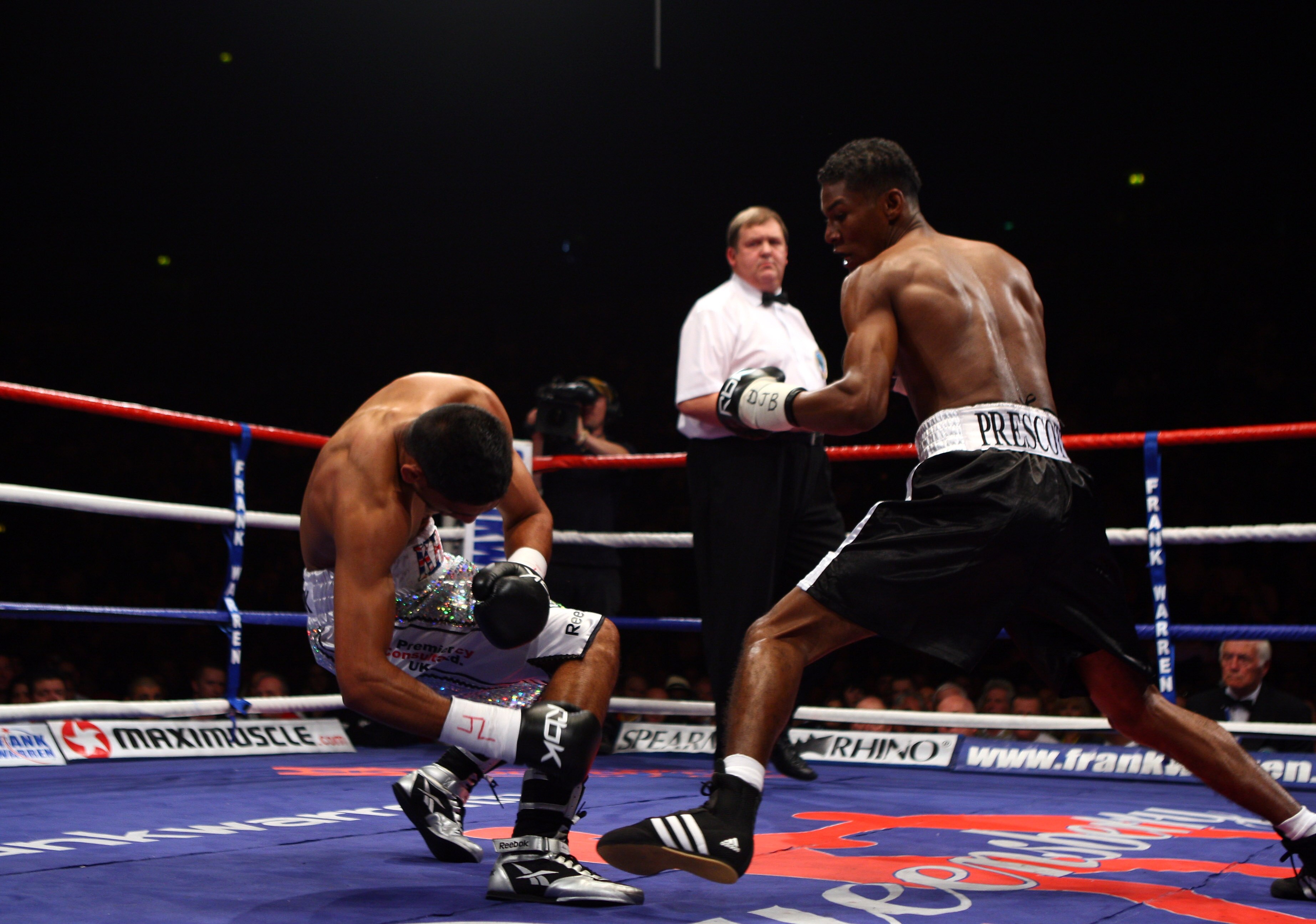 MANCHESTER, UNITED KINGDOM - SEPTEMBER 06:  Amir Khan (L) is knocked out in the first round by Breidis Prescott during Lightweight WBO Inter continental title fight on September 6, 2008 at MEN arena Manchester, England.  (Photo by John Gichigi/Getty Image