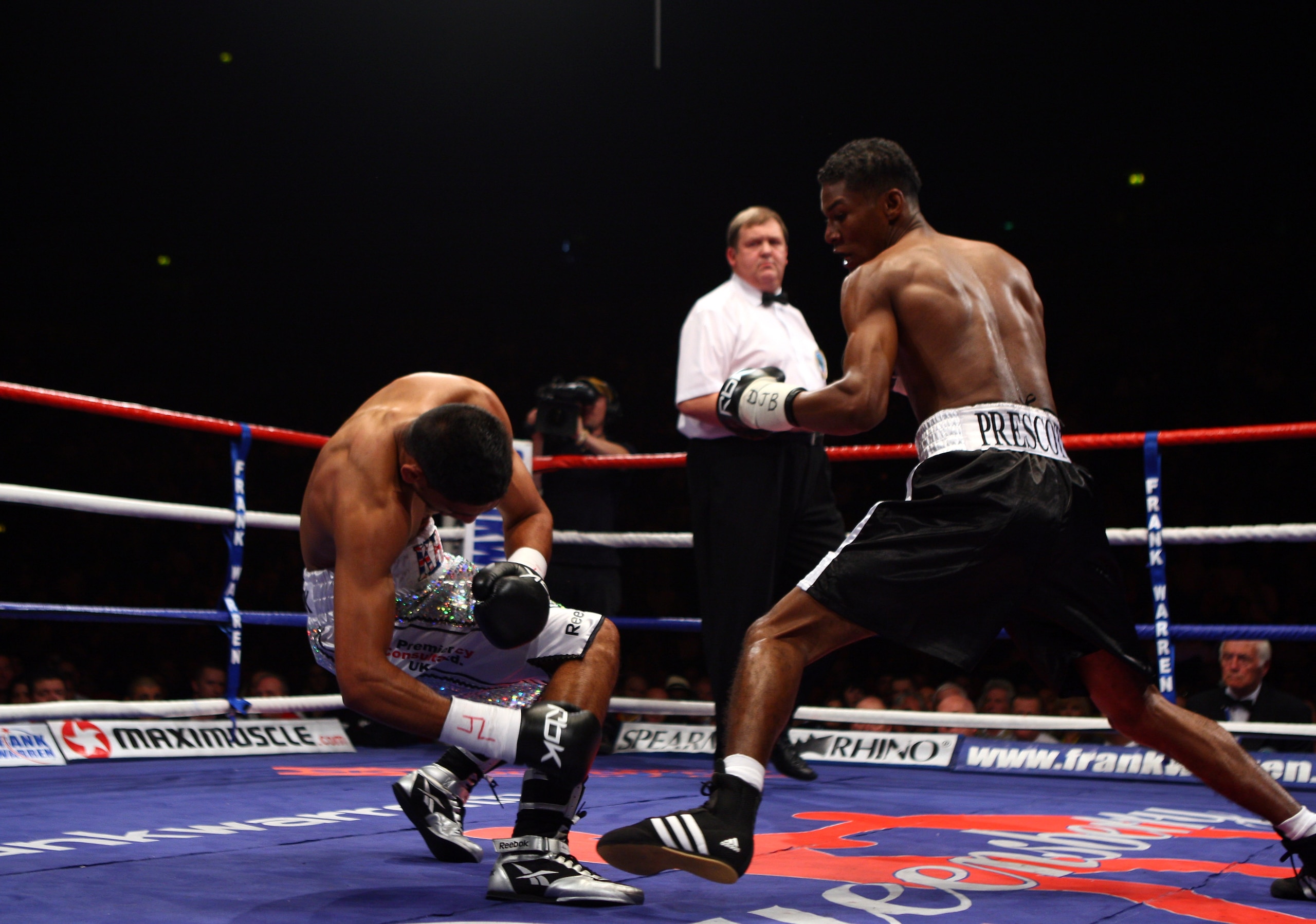 MANCHESTER, UNITED KINGDOM - SEPTEMBER 06:  Amir Khan (L) is knocked out in the first round by Breidis Prescott during Lightweight WBO Inter continental title fight on September 6, 2008 at MEN arena Manchester, England.  (Photo by John Gichigi/Getty Image