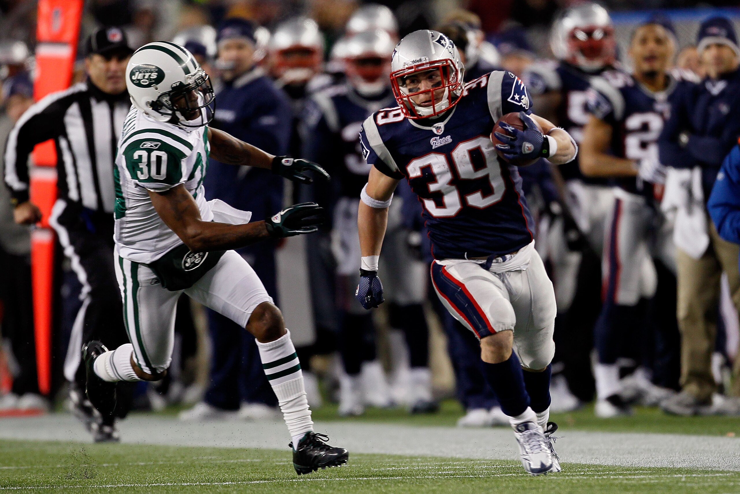 FOXBORO, MA - DECEMBER 06:  Danny Woodhead #39 of the New England Patriots runs with the ball in the second quarter against Drew Coleman #30 of the New York Jets at Gillette Stadium on December 6, 2010 in Foxboro, Massachusetts.  (Photo by Jim Rogash/Gett