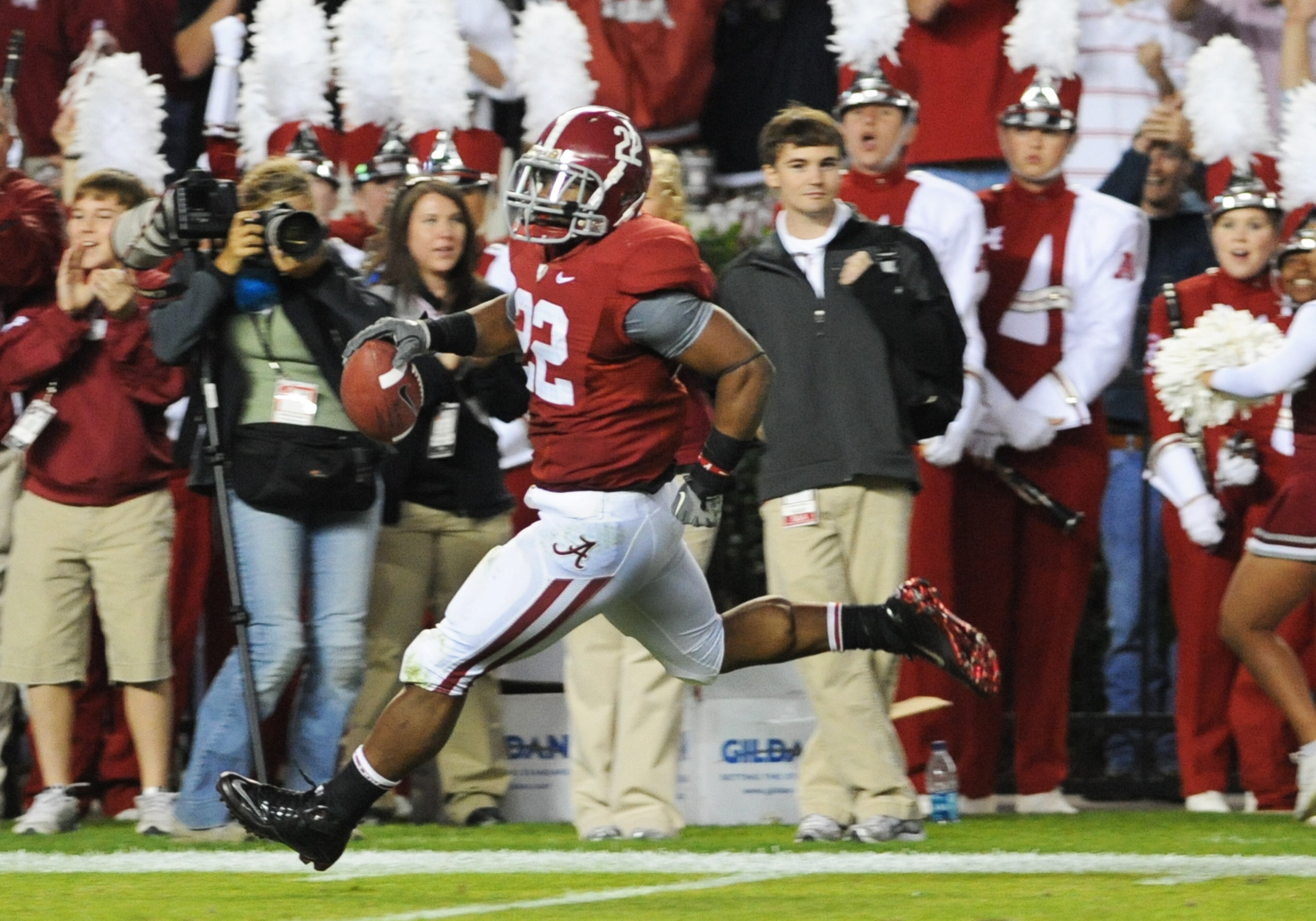 TUSCALOOSA, AL - NOVEMBER 13: Running back Mark Ingram #22 of the Alabama Crimson Tide runs 78 yards with a pass for a second-quarter touchdown against the Mississippi State Bulldogs November 13, 2010 at Bryant-Denny Stadium in Tuscaloosa, Alabama.  (Phot