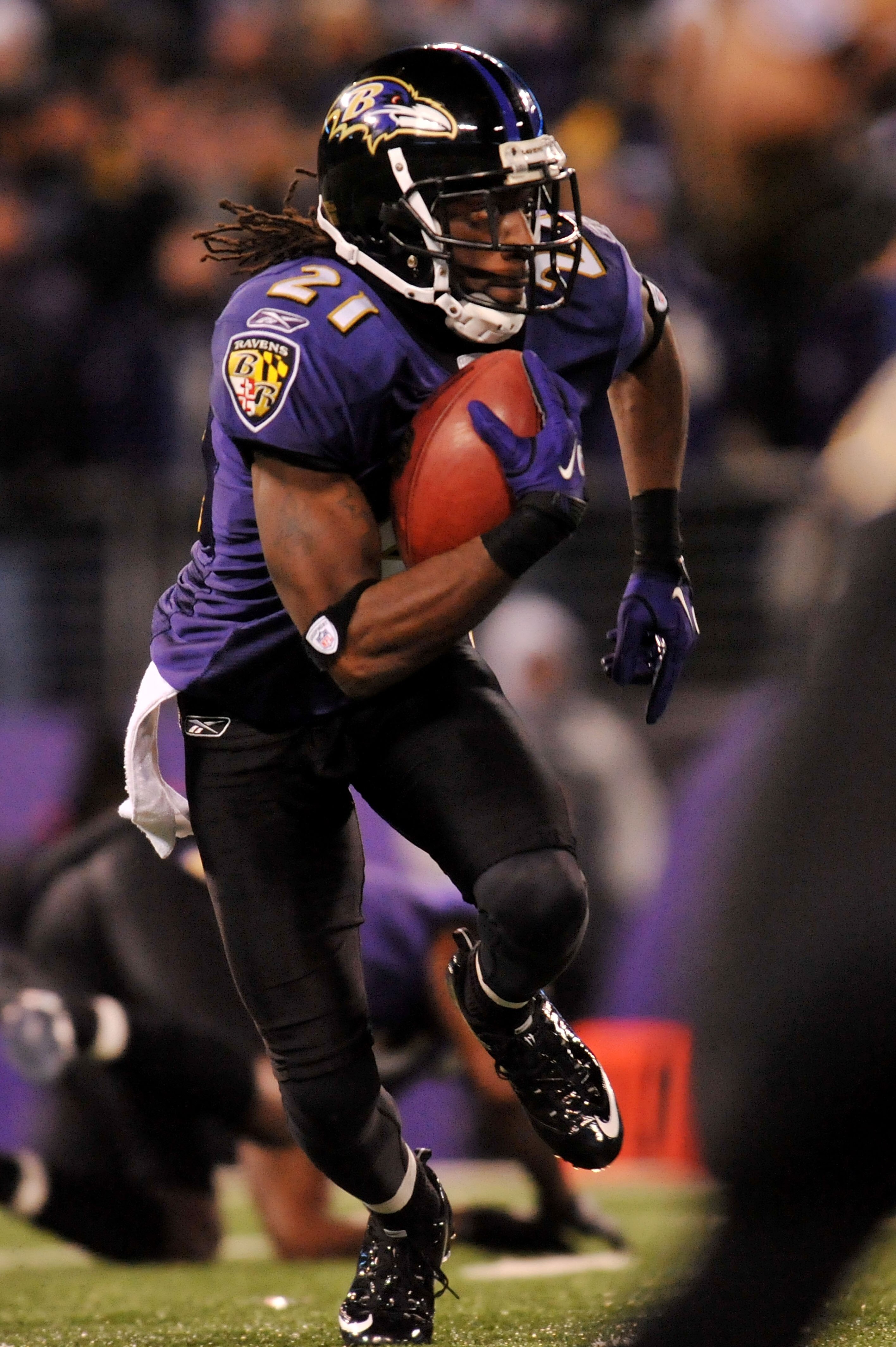BALTIMORE, MD - DECEMBER 05:  Corner back Lardarius Webb #21 of the Baltimore Ravens returns a kick against the Pittsburgh Steelers during the fourth quarter of the game at M&T Bank Stadium on December 5, 2010 in Baltimore, Maryland. Pittsburgh won 13-10.