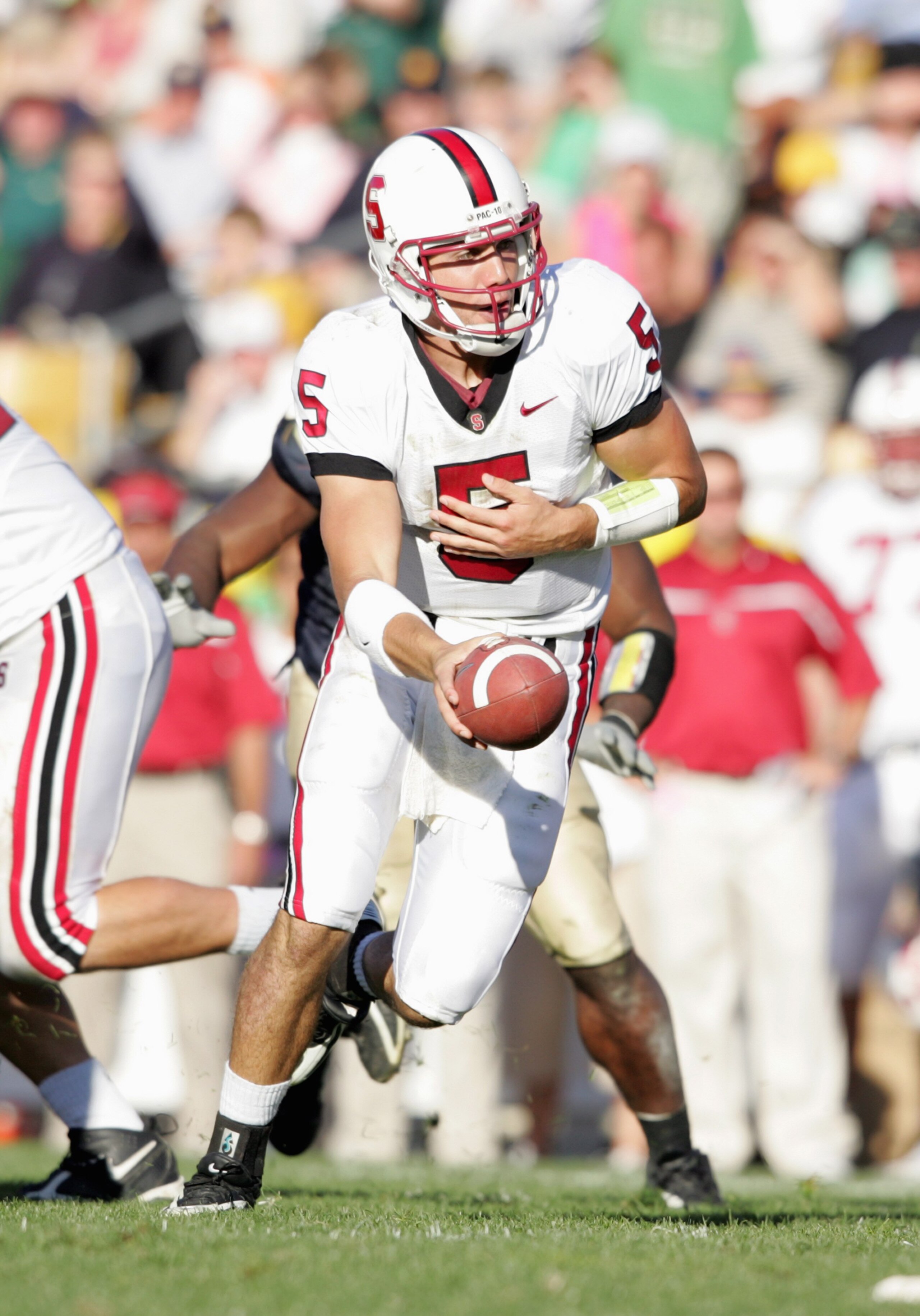 SOUTH BEND, IN - OCTOBER 07:  Quarterback Trent Edwards #5 of the Stanford Cardinal hands off the ball during the game against the Notre Dame Fighting Irish on October 7, 2006 at Notre Dame Stadium in South Bend, Indiana. (Photo by Andy Lyons/Getty Images