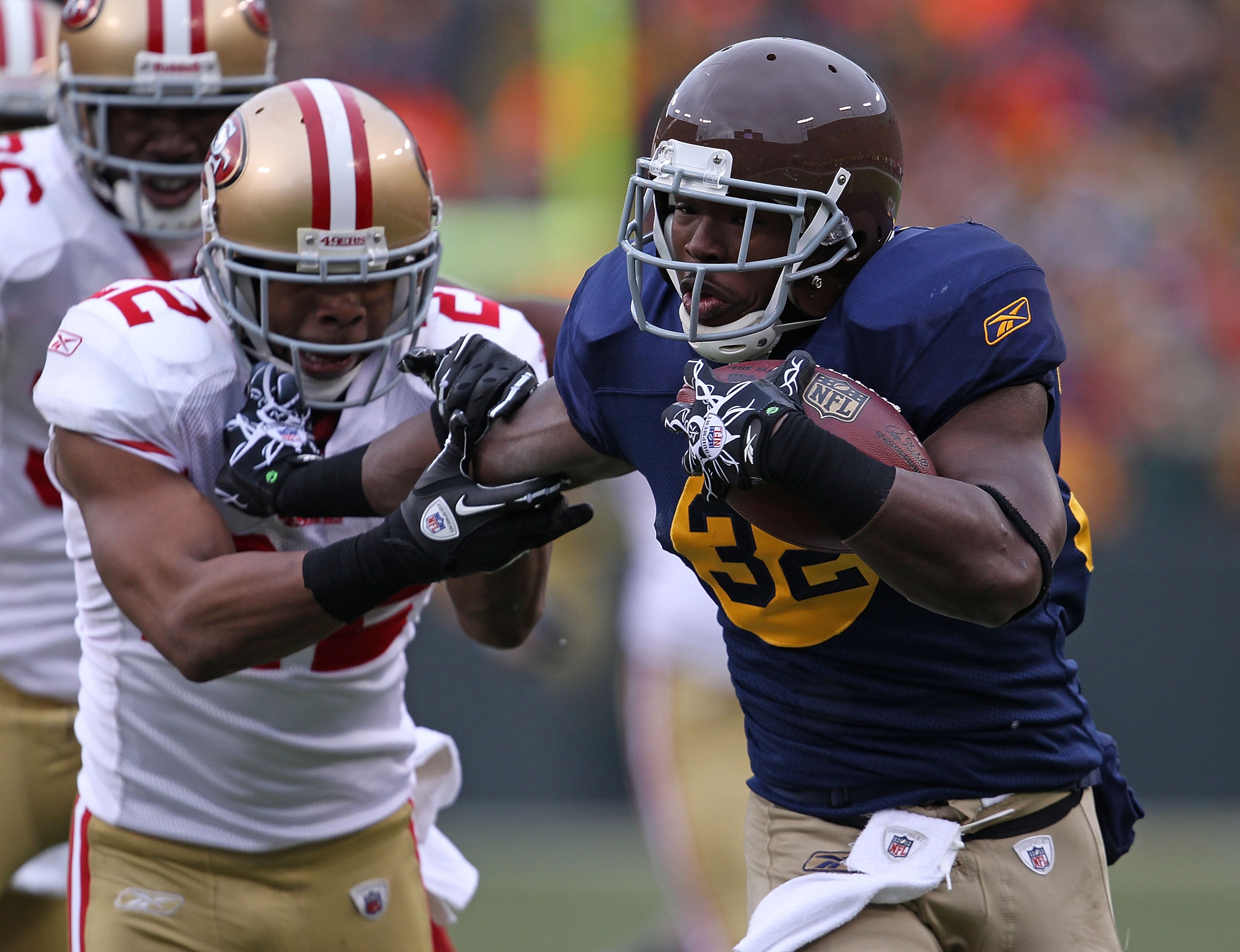 GREEN BAY, WI - DECEMBER 05: Brandon Jackson #32 of the Green Bay Packers breaks away from Nate Clements #22 of the San Francisco 49ers at Lambeau Field on December 5, 2010 in Green Bay, Wisconsin. (Photo by Jonathan Daniel/Getty Images)