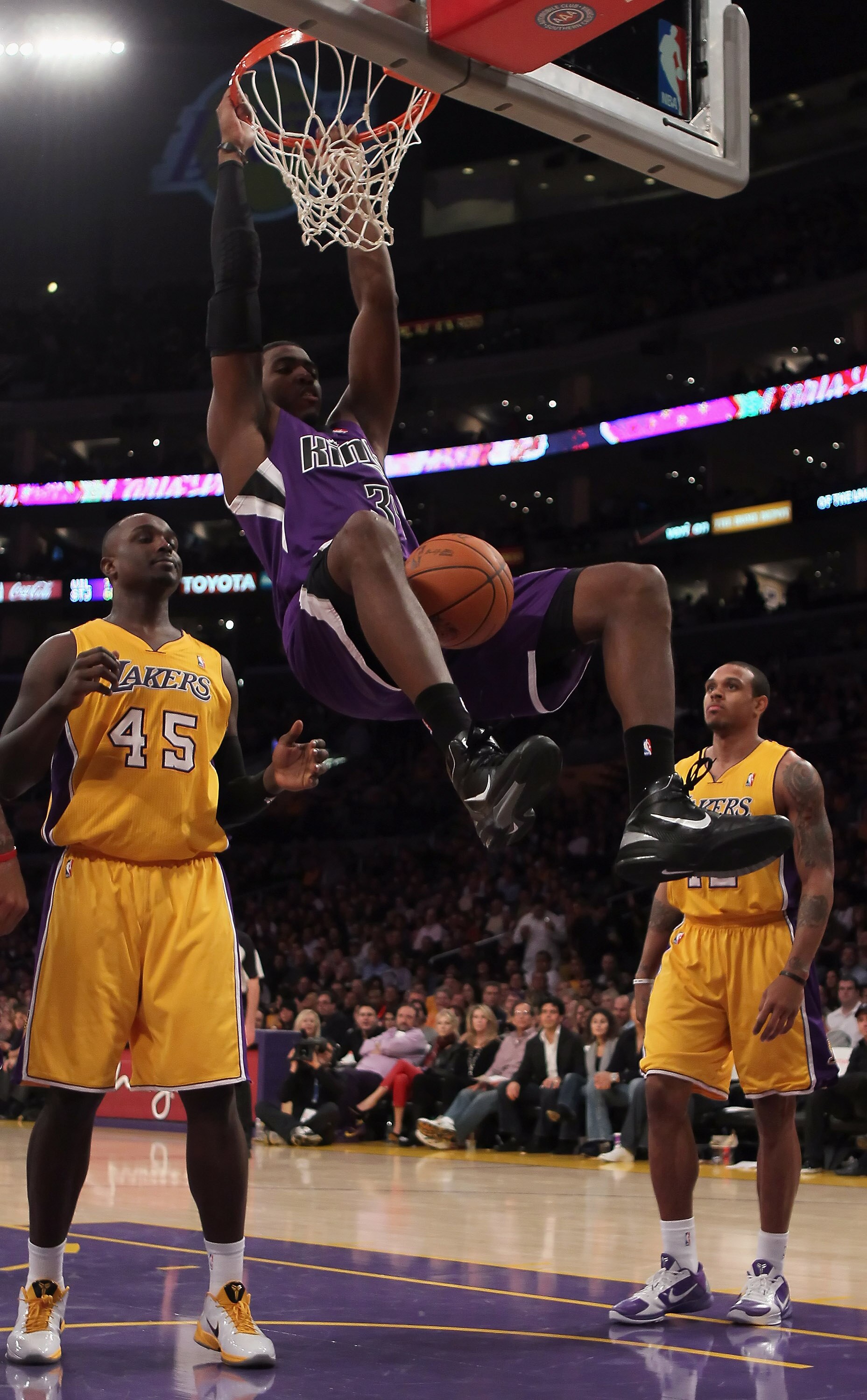 LOS ANGELES, CA - DECEMBER 03:  Jason Thompson #34 of the Sacramento Kings dunks the ball between Derrick Caracter (L) #45 and Shannon Brown #12 of the Los Angeles Lakers during the second half at Staples Center on December 3, 2010 in Los Angeles, Califor