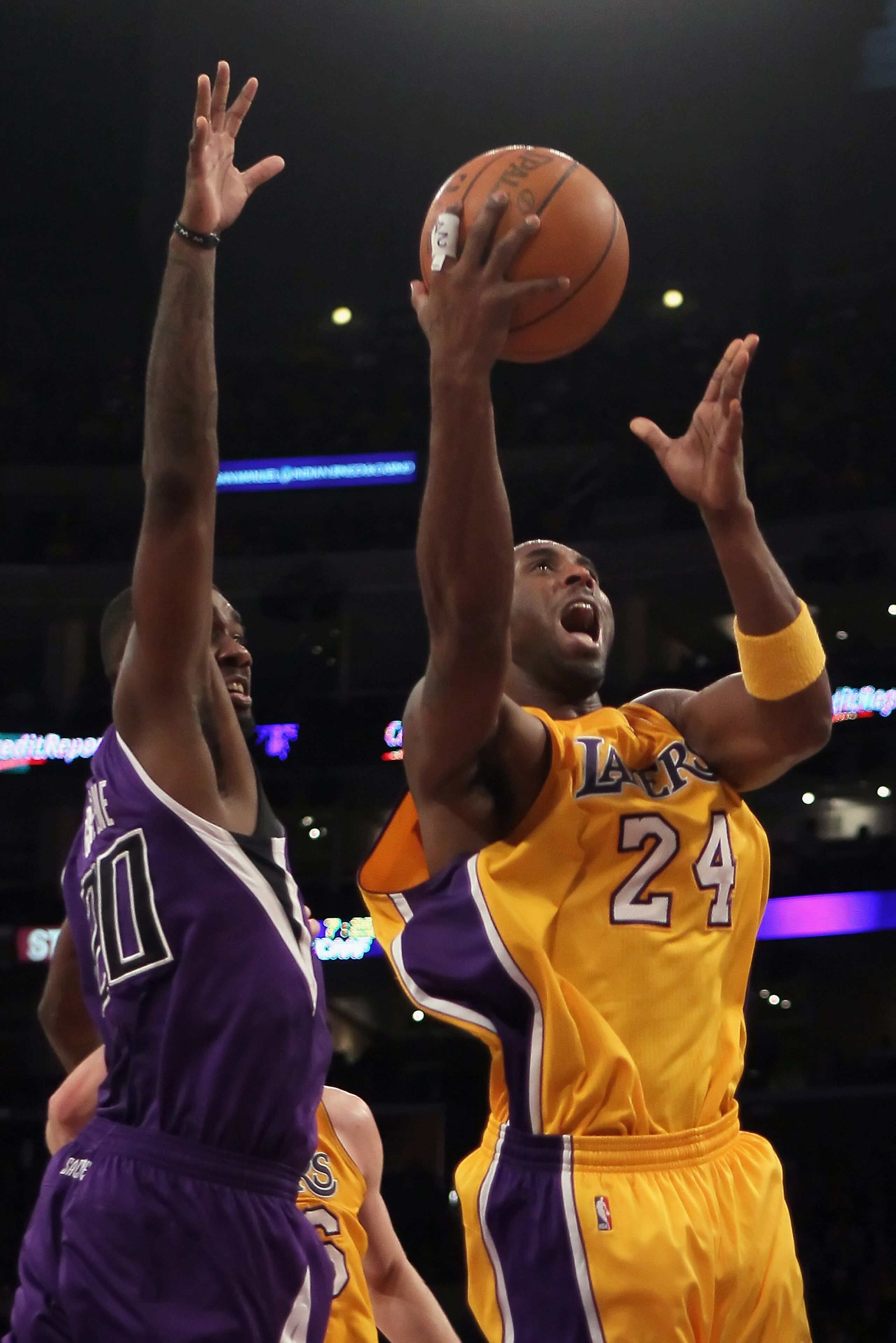 LOS ANGELES, CA - DECEMBER 03:  Kobe Bryant #24 of the Los Angeles Lakers drives to the basket past Donte Greene #20 of the Sacramento Kings during the first half at Staples Center on December 3, 2010 in Los Angeles, California. The Lakers defeated the Ki