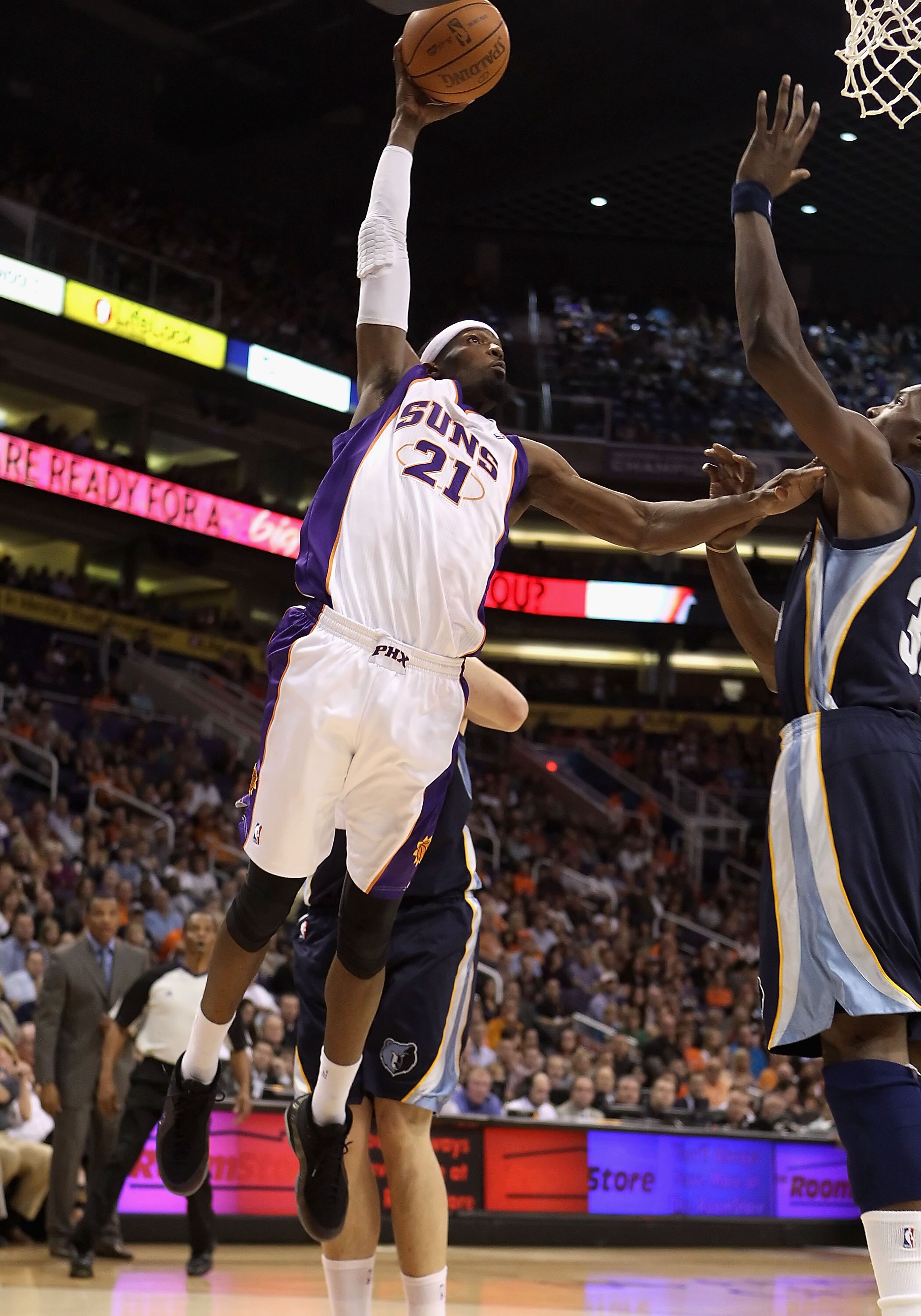 PHOENIX - NOVEMBER 05:  Hakim Warrick #21 of the Phoenix Suns slam dunks the ball during the NBA game against the Memphis Grizzlies at US Airways Center on November 5, 2010 in Phoenix, Arizona. NOTE TO USER: User expressly acknowledges and agrees that, by