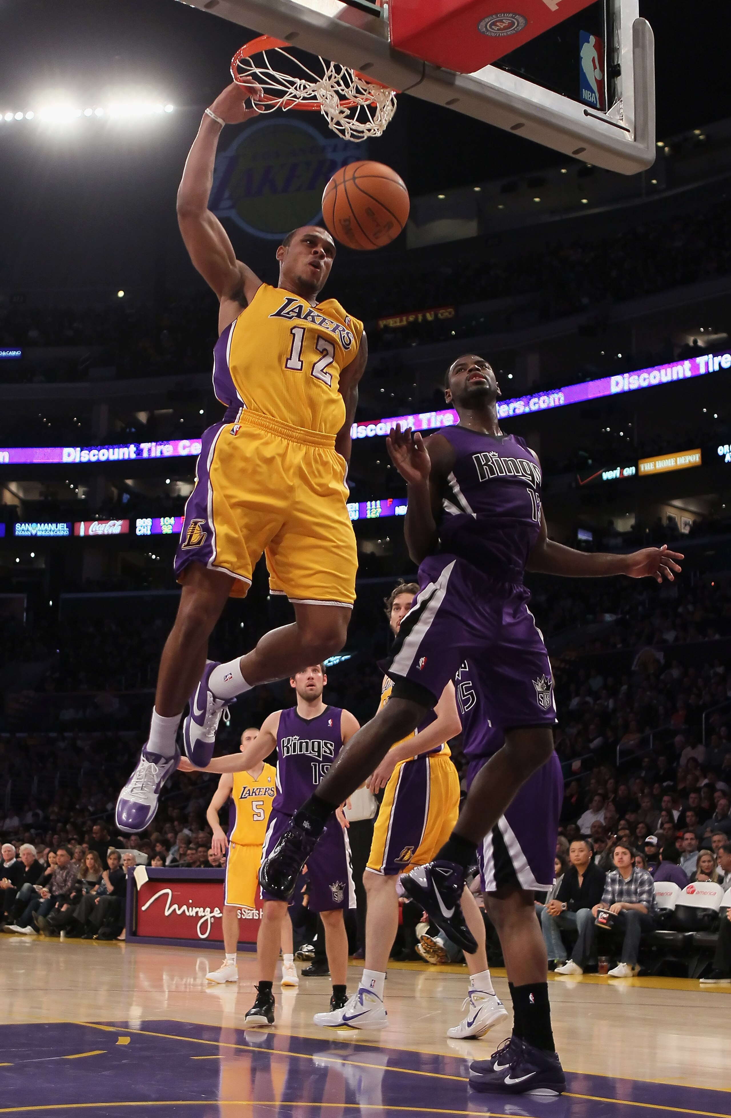 LOS ANGELES, CA - DECEMBER 03:  Shannon Brown #12 of the Los Angeles Lakers drives to the basket past Tyreke Evans #13 of the Sacramento Kings for a dunk during the first half at Staples Center on December 3, 2010 in Los Angeles, California. NOTE TO USER: