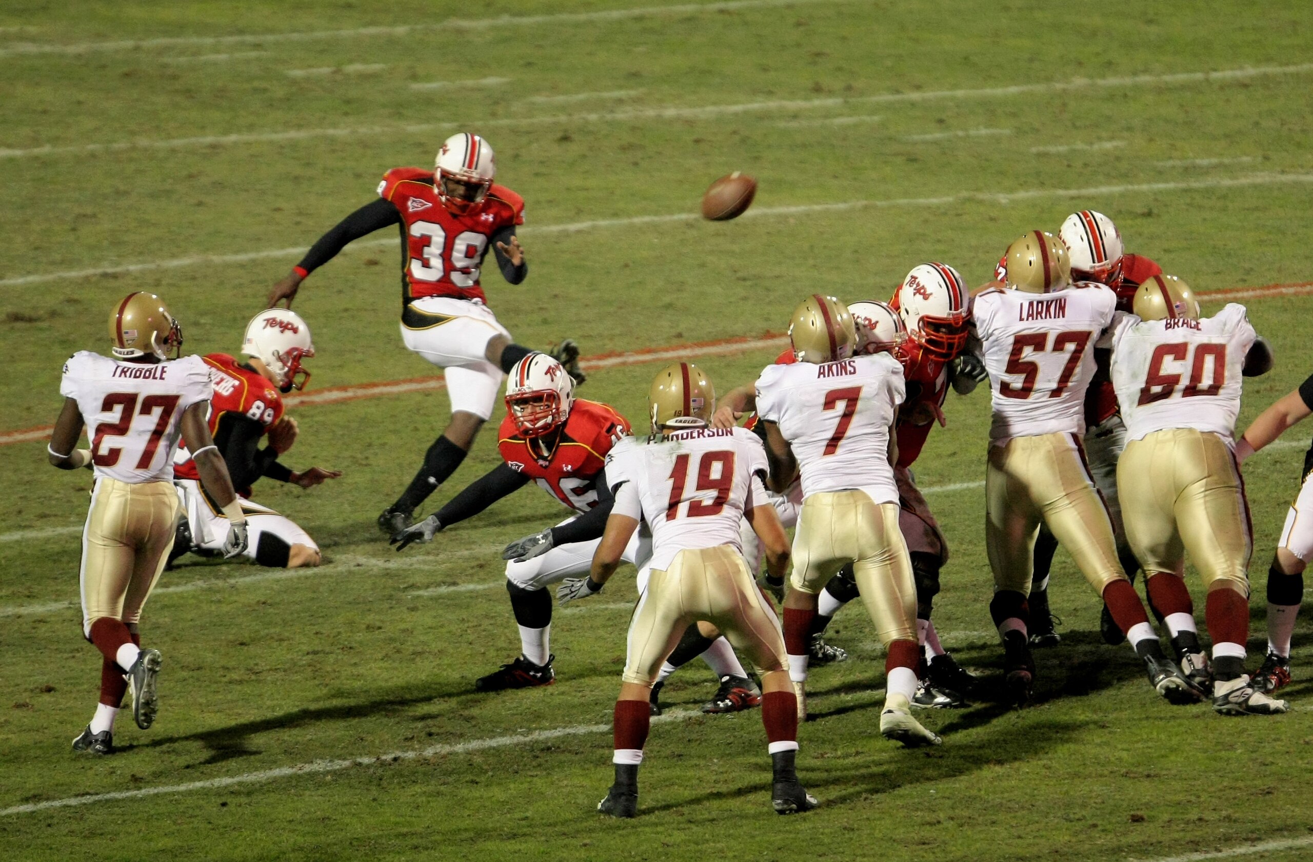 COLLEGE PARK, MD - NOVEMBER 10:  Place kicker Obi Egekeze #39 of the Maryland Terrapins kicks a 25 yard field goal with :15 seconds remaining in the half to give the Terps a 20-14 halftime lead over the Boston College Eagles at Byrd Stadium on November 10