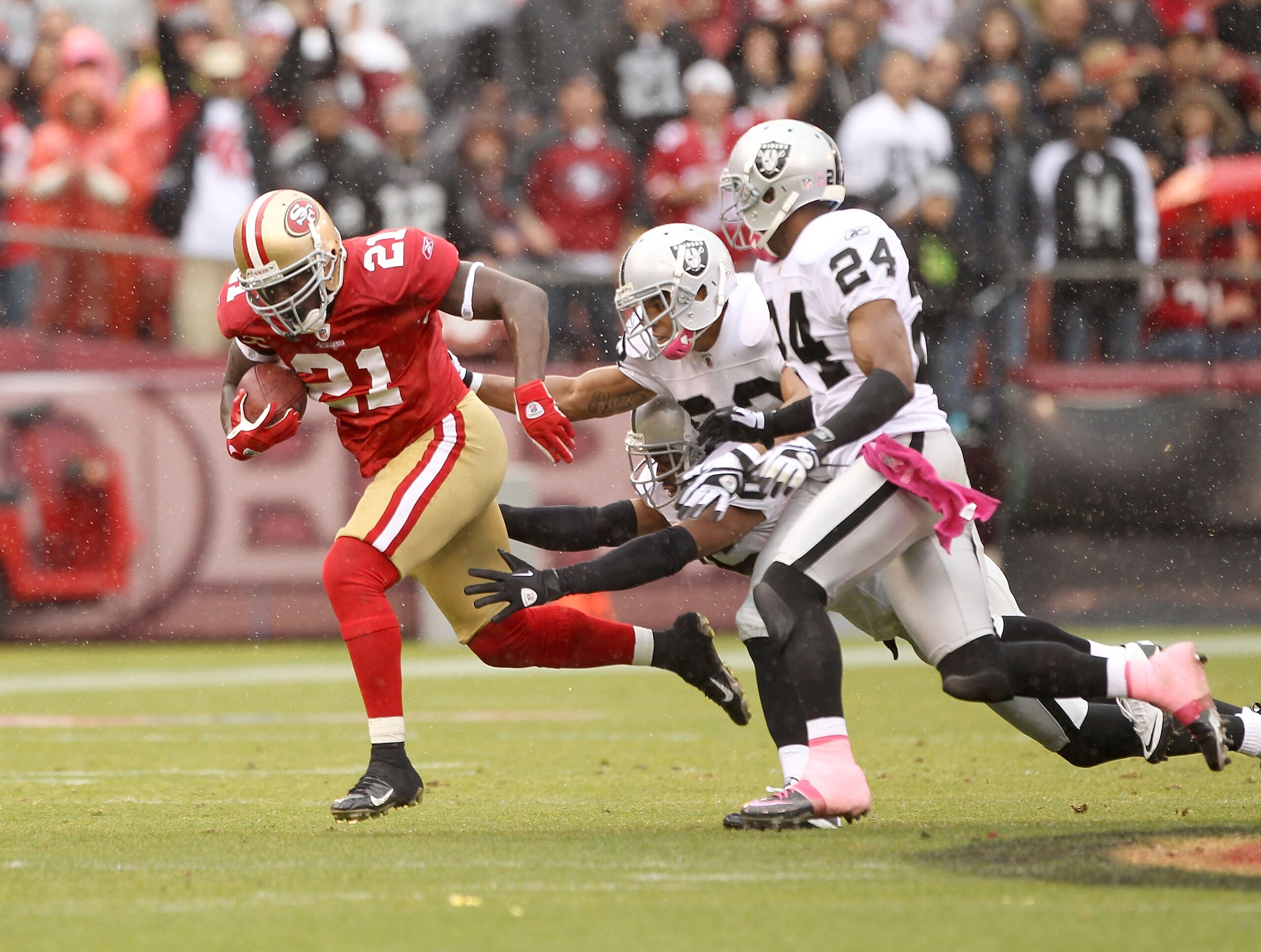 SAN FRANCISCO - OCTOBER 17:  Frank Gore #21 of the San Francisco 49ers in action against the Oakland Raiders at Candlestick Park on October 17, 2010 in San Francisco, California.  (Photo by Ezra Shaw/Getty Images)