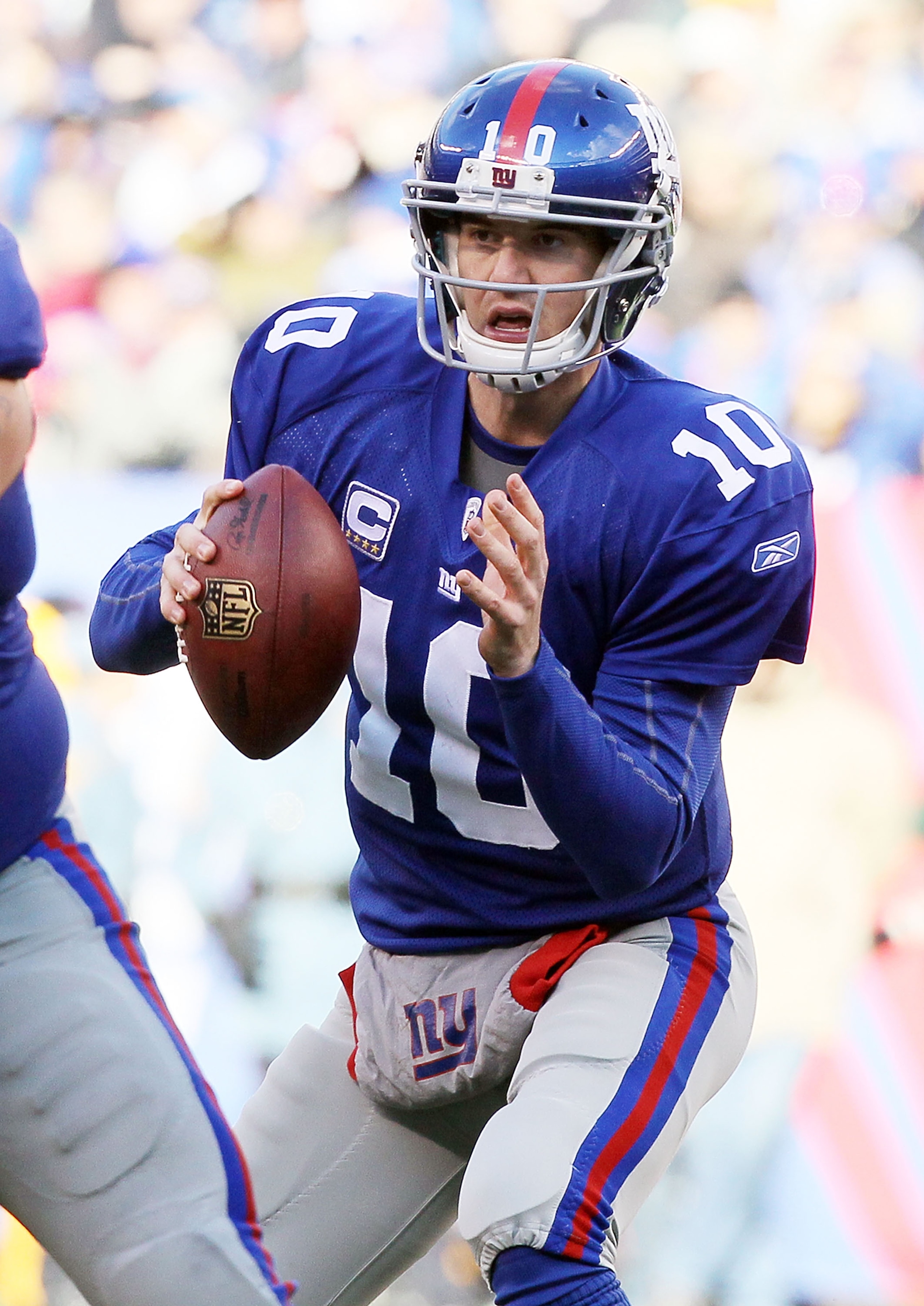 EAST RUTHERFORD, NJ - DECEMBER 05:  Eli Manning #10 of the New York Giants throws a pass against the Washington Redskins on December 5, 2010 at the New Meadowlands Stadium in East Rutherford, New Jersey.  (Photo by Jim McIsaac/Getty Images)