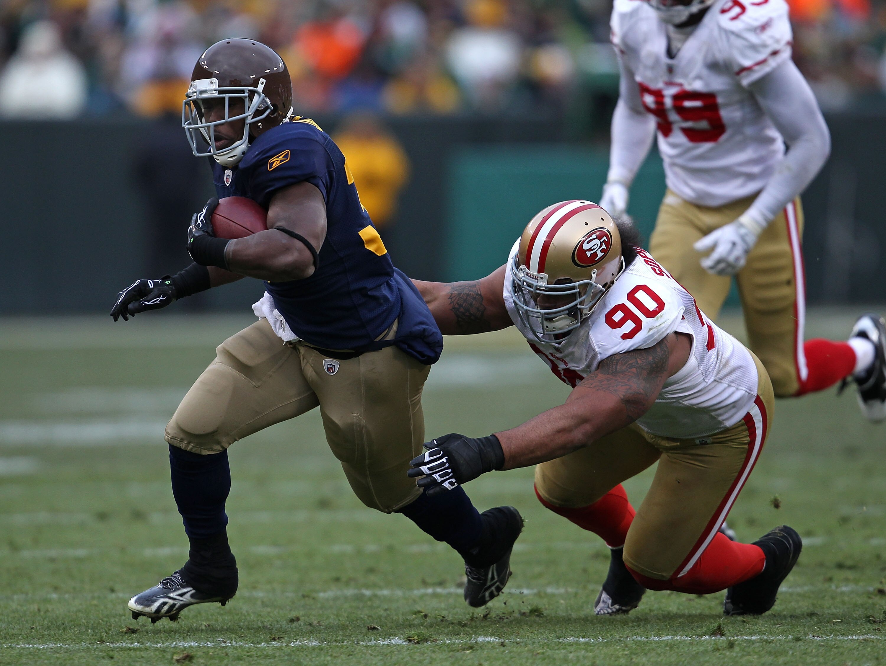 GREEN BAY, WI - DECEMBER 05: Brandon Jackson #32 of the Green Bay Packers breaks away from Isaac Sopoaga #90 of the San Francisco 49ers at Lambeau Field on December 5, 2010 in Green Bay, Wisconsin. The Packers defeated the 49ers 34-16.  (Photo by Jonathan