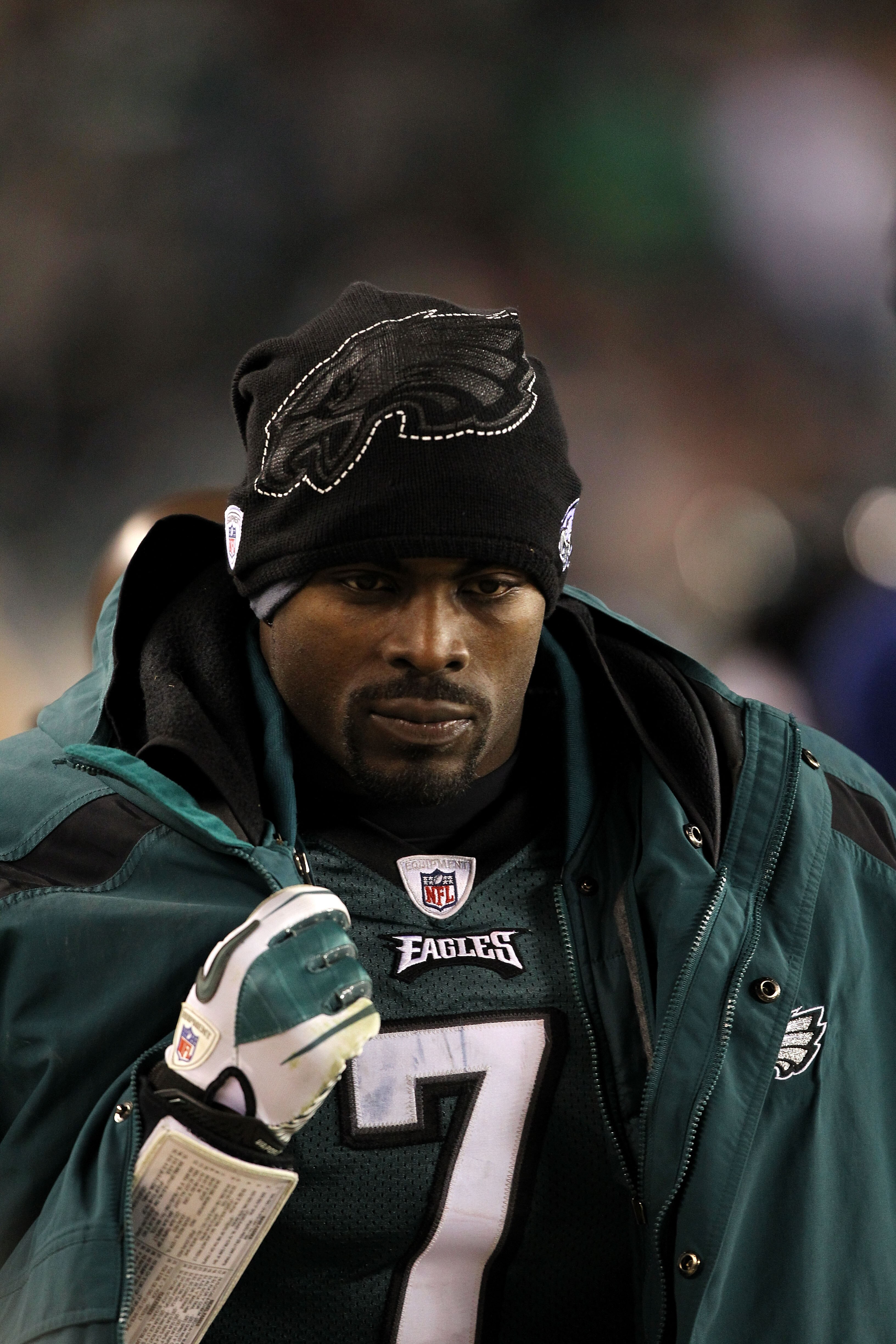 PHILADELPHIA, PA - DECEMBER 02:  Michael Vick #7 of the Philadelphia Eagles looks on against the Houston Texans at Lincoln Financial Field on December 2, 2010 in Philadelphia, Pennsylvania.  (Photo by Al Bello/Getty Images)