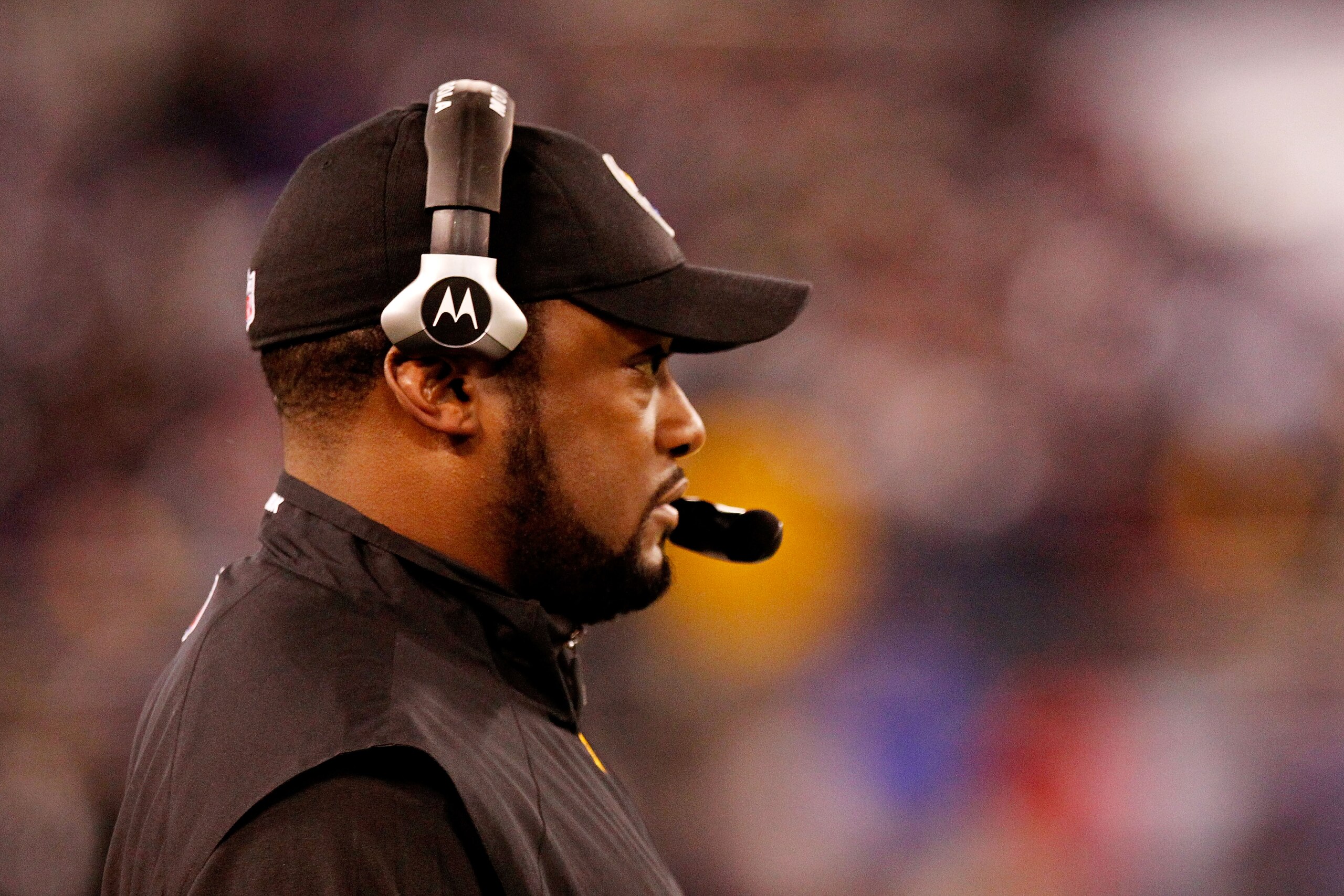 BALTIMORE, MD - DECEMBER 05:  Mike Tomlin, head coach of the Pittsburgh Steelers looks on during the first quarter of the game against the Baltimore Ravens at M&T Bank Stadium on December 5, 2010 in Baltimore, Maryland.  (Photo by Geoff Burke/Getty Images