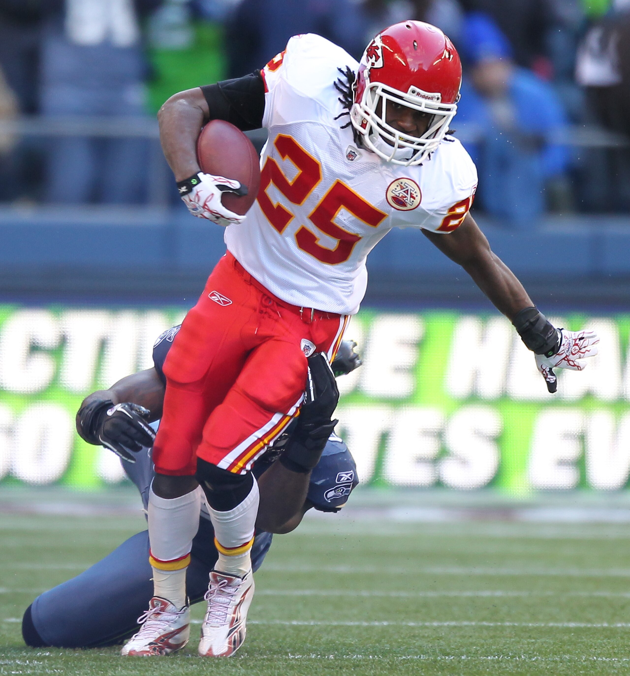 SEATTLE, WA - NOVEMBER 28:  Running back Jamaal Charles #25 of the Kansas City Chiefs rushes against Aaron Curry #59 of the Seattle Seahawks at Qwest Field on November 28, 2010 in Seattle, Washington. (Photo by Otto Greule Jr/Getty Images)
