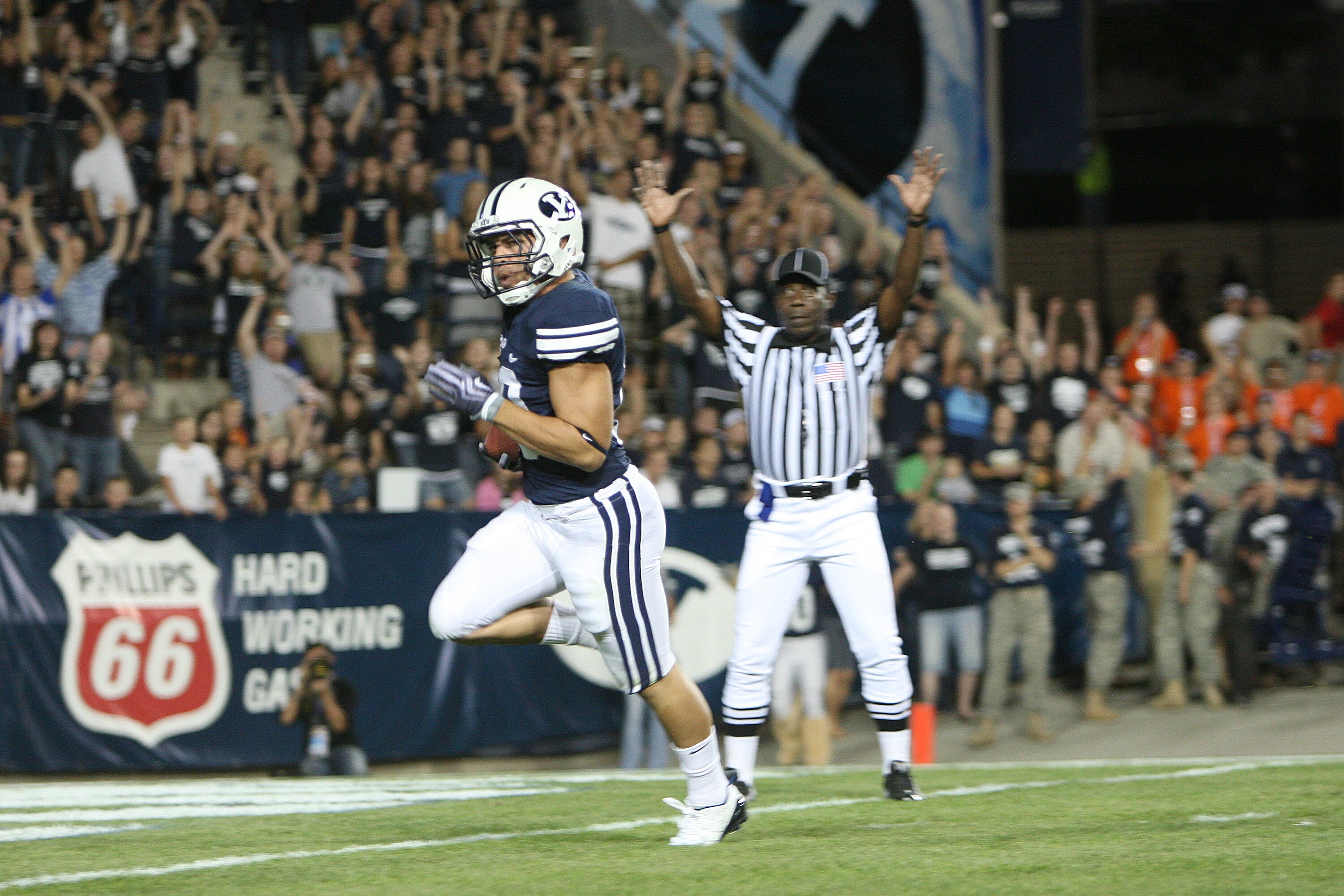 PROVO, UT. - SEPTEMBER 19:  JJ Di Luigi of the Brigham Young Cougars catches a 22-yard pass to score a touchdown against the Florida State Seminoles at La Vell Edwards Stadium on September 19, 2009 in Provo, Utah.  (Photo by Melissa Majchrzak/Getty Images