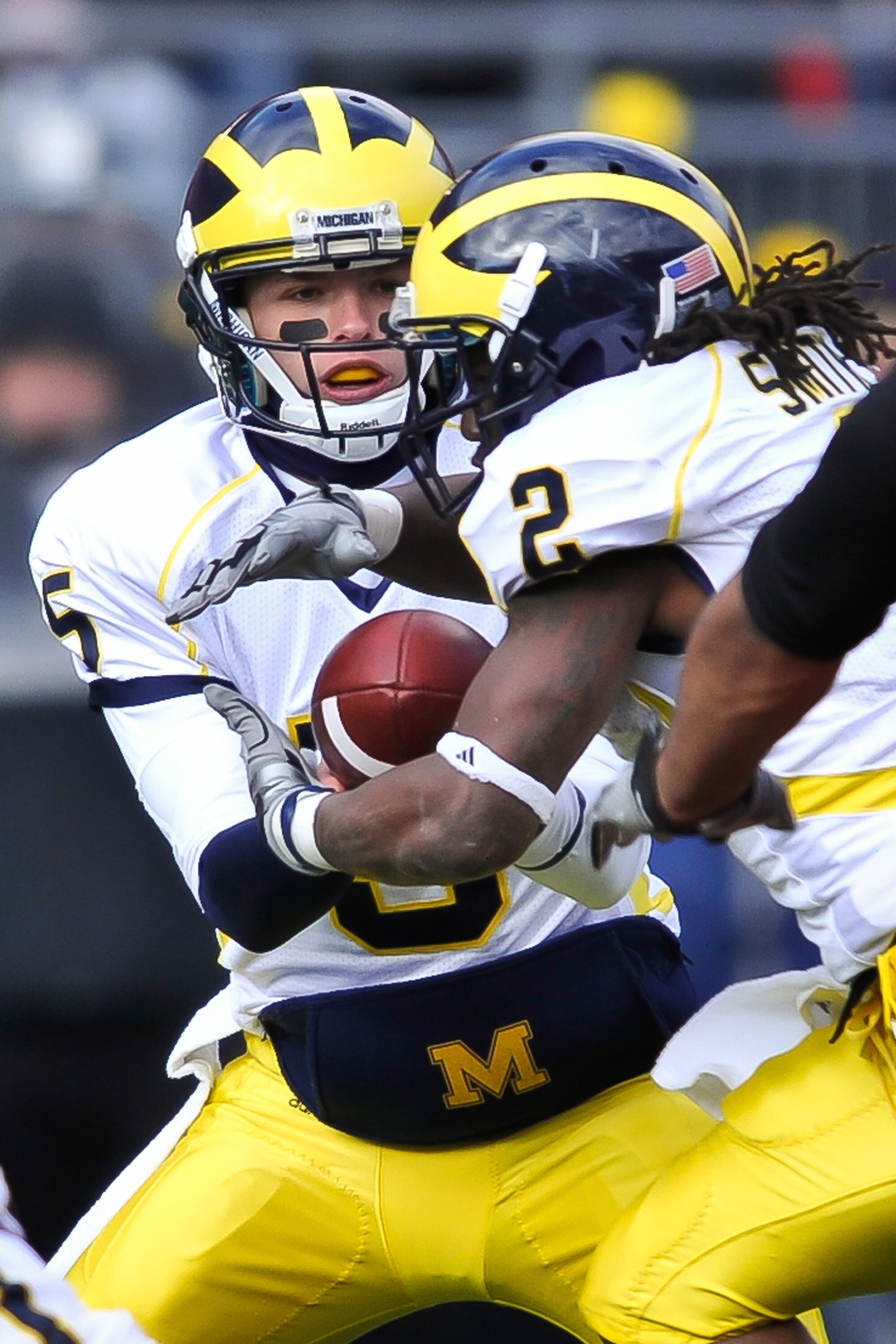 COLUMBUS, OH - NOVEMBER 27:  Quarterback Tate Forcier #5 of the Michigan Wolverines hands off to Vincent Smith #2 of the Michigan Wolverines against the Ohio State Buckeyes at Ohio Stadium on November 27, 2010 in Columbus, Ohio.  (Photo by Jamie Sabau/Get