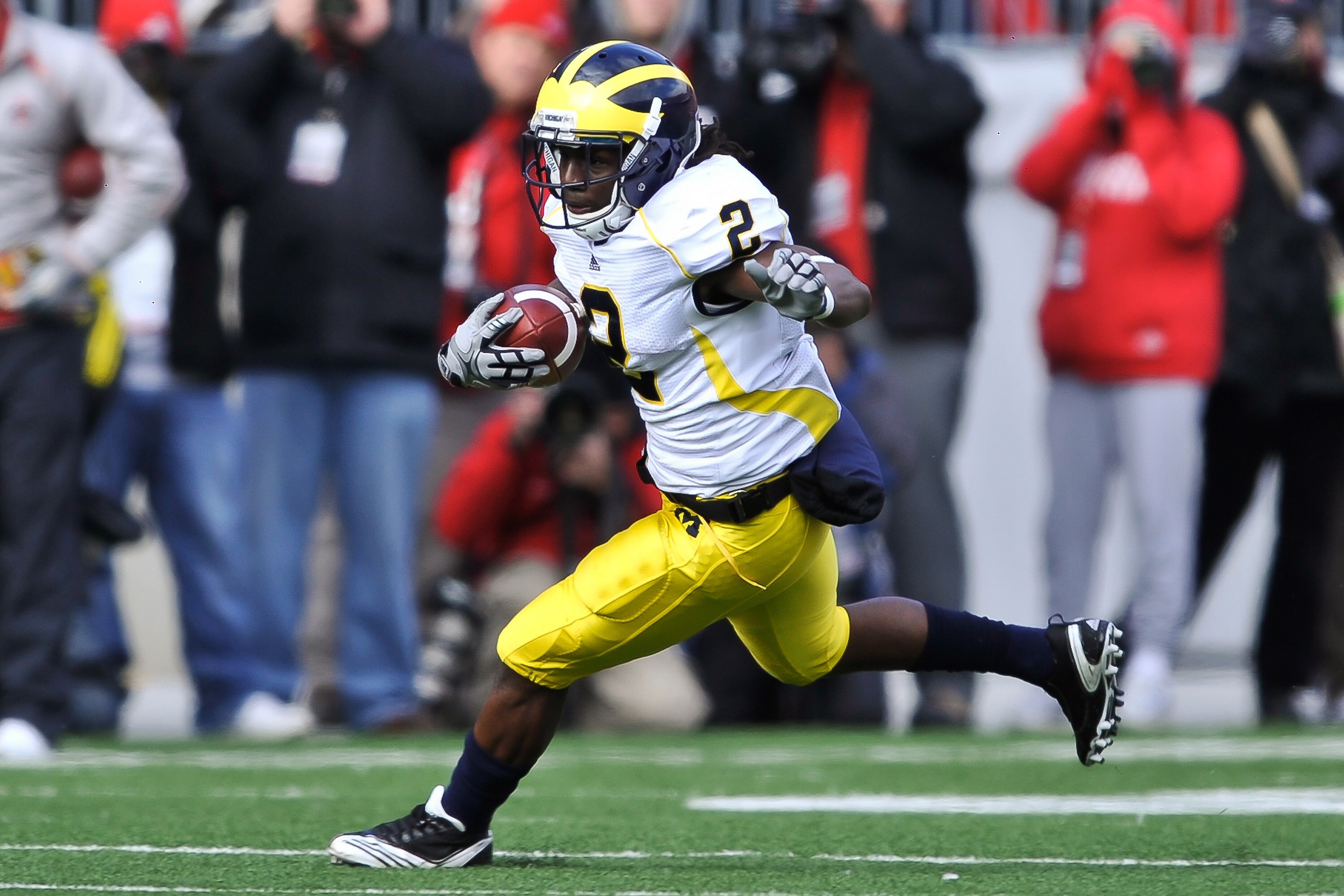 COLUMBUS, OH - NOVEMBER 27:  Vincent Smith #2 of the Michigan Wolverines runs with the ball against the Ohio State Buckeys at Ohio Stadium on November 27, 2010 in Columbus, Ohio.  (Photo by Jamie Sabau/Getty Images)