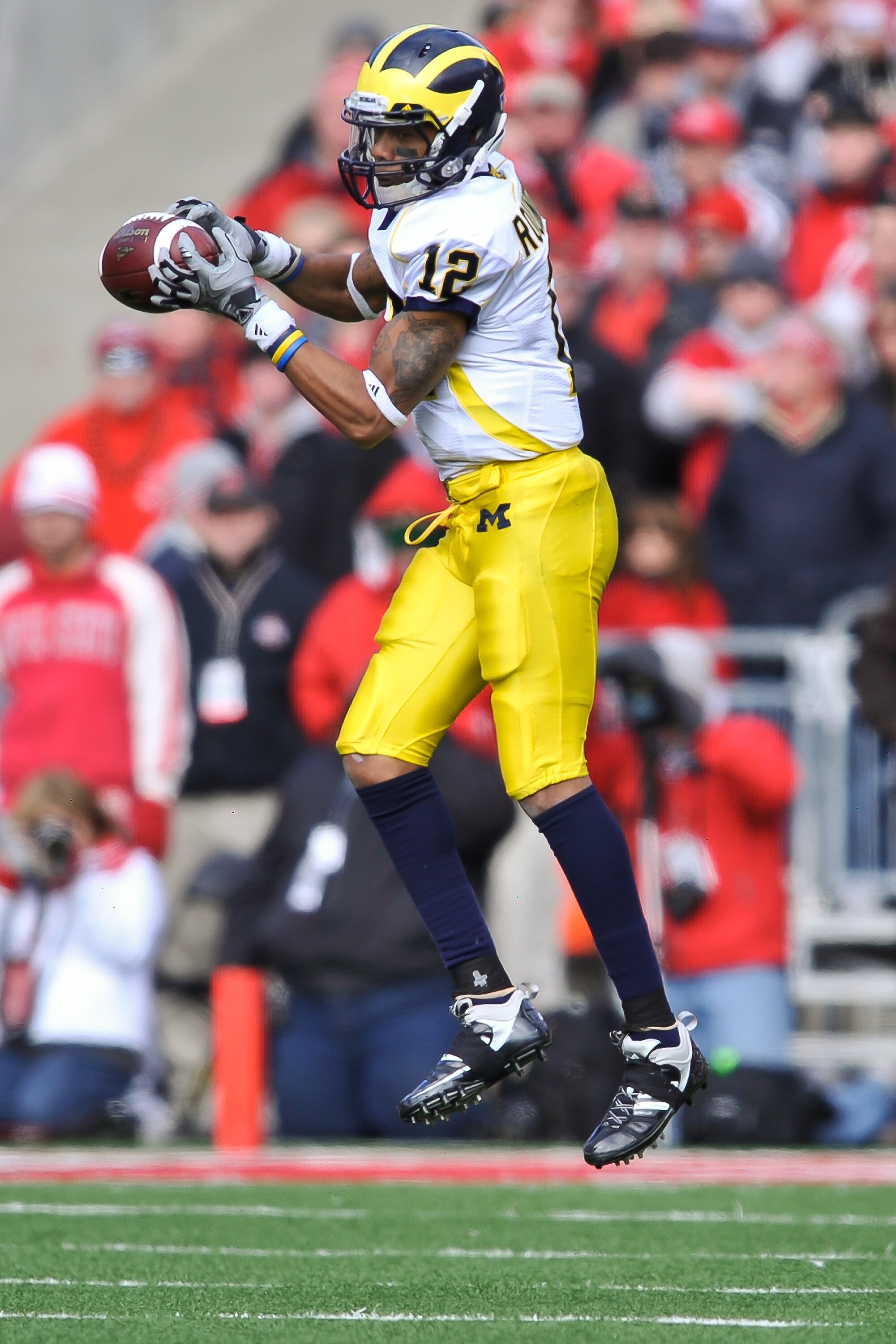 COLUMBUS, OH - NOVEMBER 27:  Roy Roundtree #12 of the Michigan Wolverines makes a reception against the Ohio State Buckeyes at Ohio Stadium on November 27, 2010 in Columbus, Ohio.  (Photo by Jamie Sabau/Getty Images)