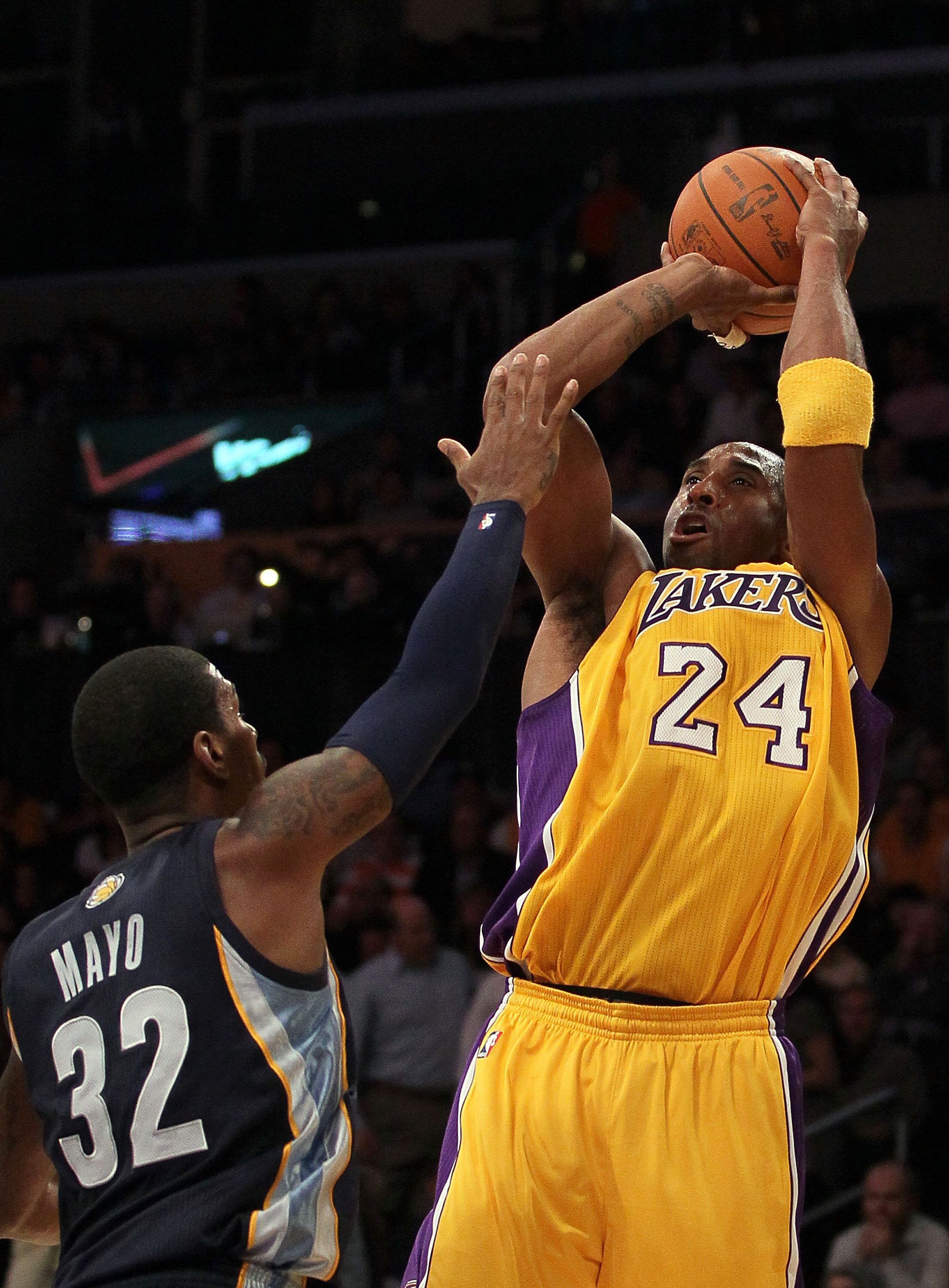 LOS ANGELES, CA - NOVEMBER 02:  Kobe Bryant #24 of the Los Angeles Lakers plays against the Memphis Grizzlies during the game at Staples Center on November 2, 2010 in Los Angeles, California. The Lakers defeated the Grizzlies 124-105. NOTE TO USER: User e