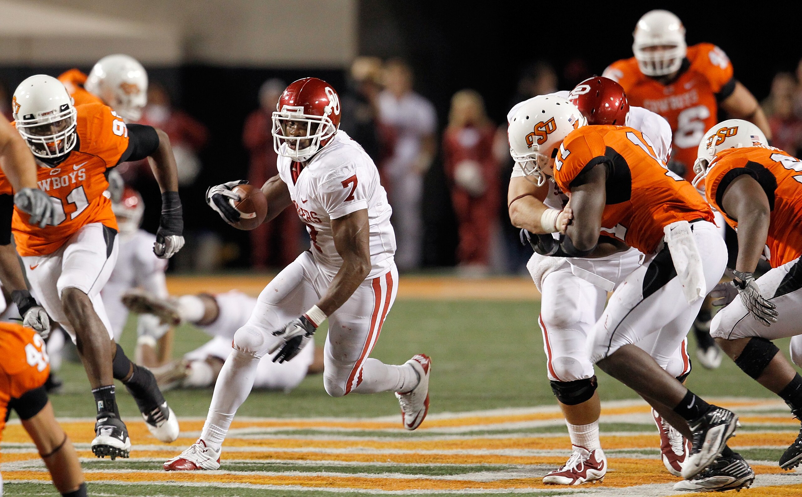 STILLWATER, OK - NOVEMBER 27:  Running back DeMarco Murray #7 of the Oklahoma Sooners carries the ball against the Oklahoma State Cowboys at Boone Pickens Stadium on November 27, 2010 in Stillwater, Oklahoma.  (Photo by Tom Pennington/Getty Images)