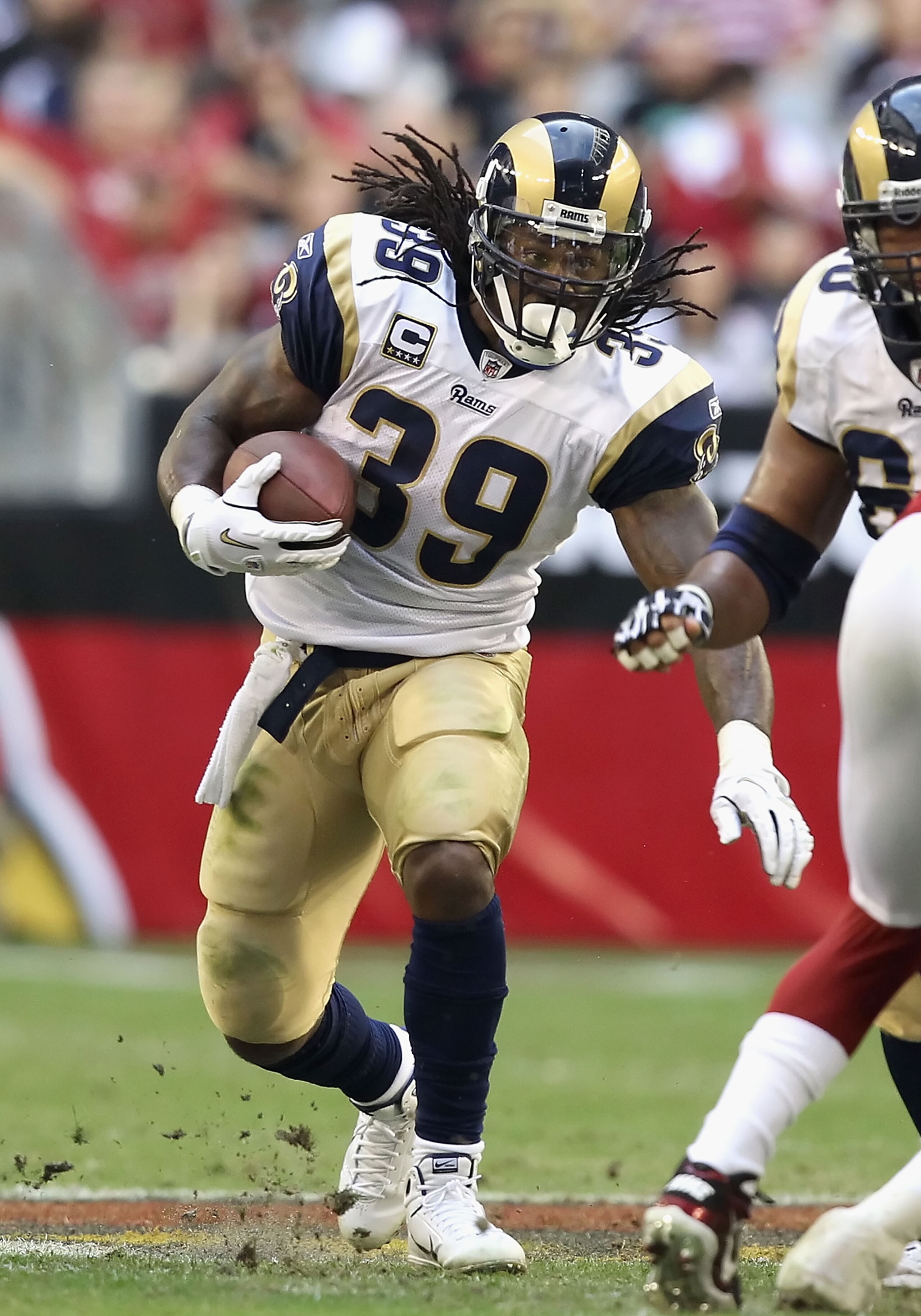 GLENDALE, AZ - DECEMBER 05:  Runningback Steven Jackson #39 of the St. Louis Rams rushes the football against the Arizona Cardinals during the NFL game at the University of Phoenix Stadium on December 5, 2010 in Glendale, Arizona. The Rams defeated the Ca