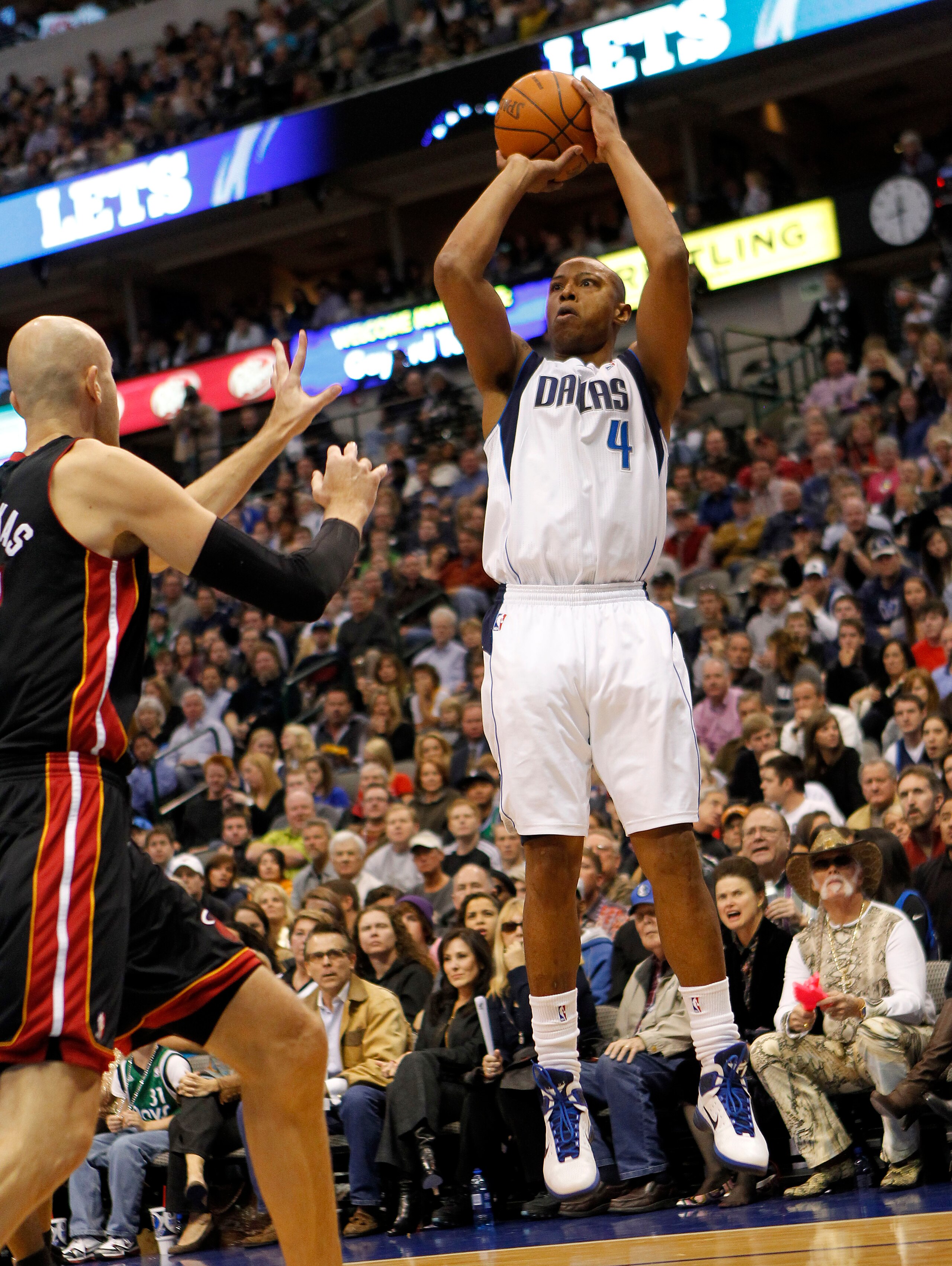 DALLAS - NOVEMBER 27: Caron Butler #4 of the Dallas Mavericks shoots over Zydrunas IIgauskas #11 of the Miami Heat on November 27, 2010 at the American Airlines Center in Dallas, Texas. NOTE TO USER: User expressly acknowledges and agrees that, by downloa DALLAS - NOVEMBER 27: Caron Butler #4 of the Dallas Mavericks shoots over Zydrunas IIgauskas #11 of the Miami Heat on November 27, 2010 at the American Airlines Center in Dallas, Texas. NOTE TO USER: User expressly acknowledges and agrees that, by downloa