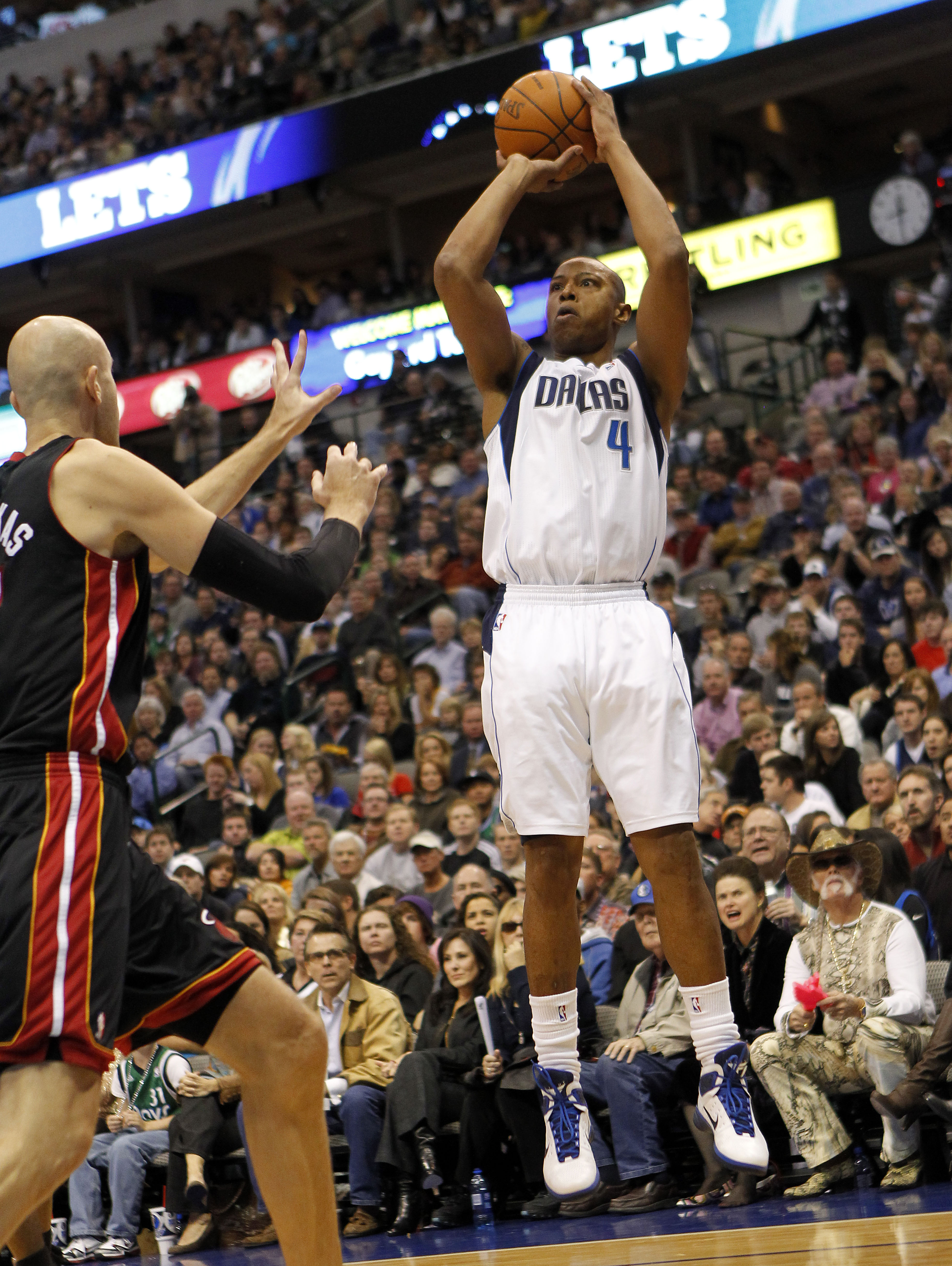 DALLAS - NOVEMBER 27: Caron Butler #4 of the Dallas Mavericks shoots over Zydrunas IIgauskas #11 of the Miami Heat on November 27, 2010 at the American Airlines Center in Dallas, Texas. NOTE TO USER: User expressly acknowledges and agrees that, by downloa