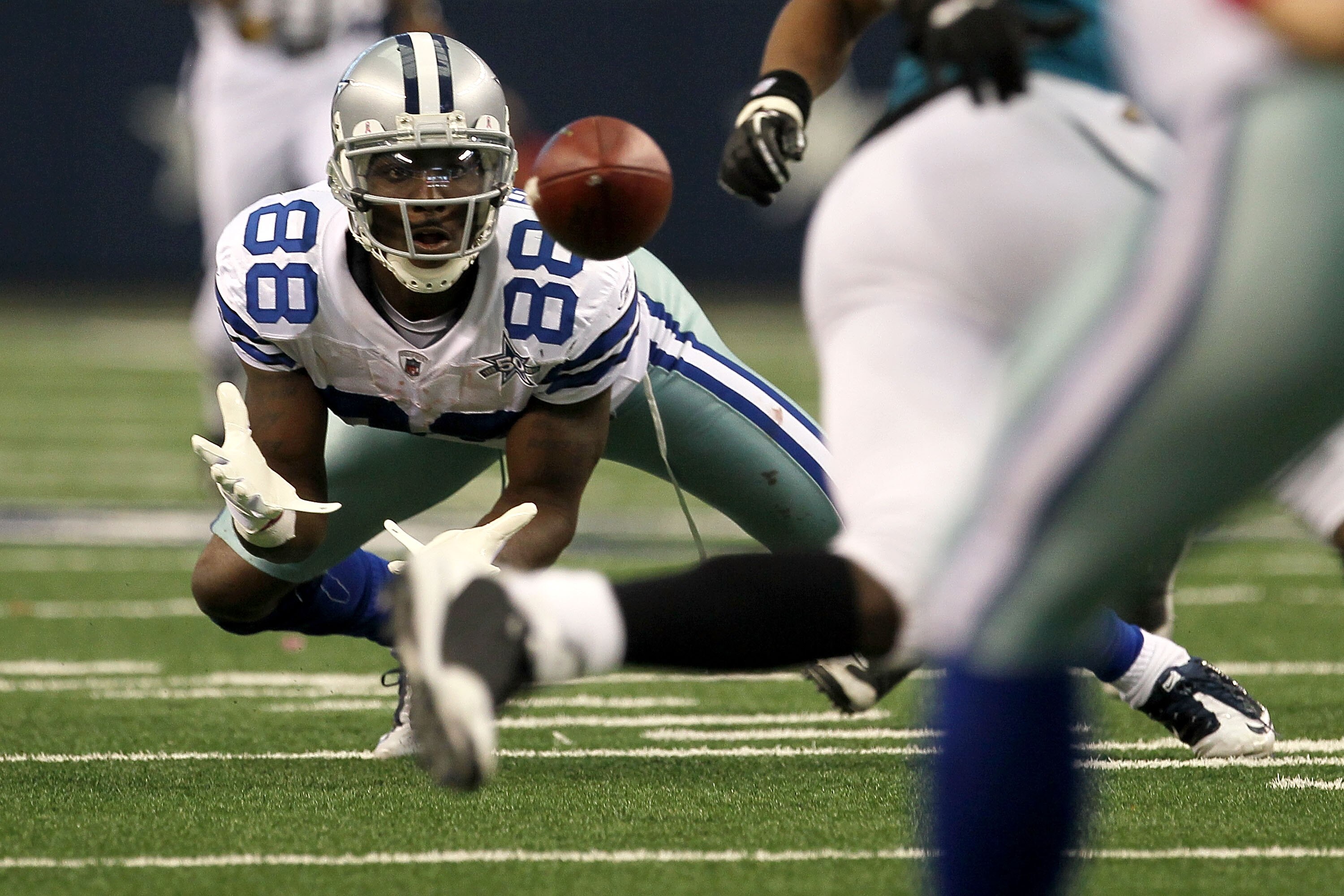 ARLINGTON, TX - OCTOBER 31:  Dez Bryant #88 of the Dallas Cowboys makes a reception against the Jacksonville Jaguars at Cowboys Stadium on October 31, 2010 in Arlington, Texas.  (Photo by Stephen Dunn/Getty Images)