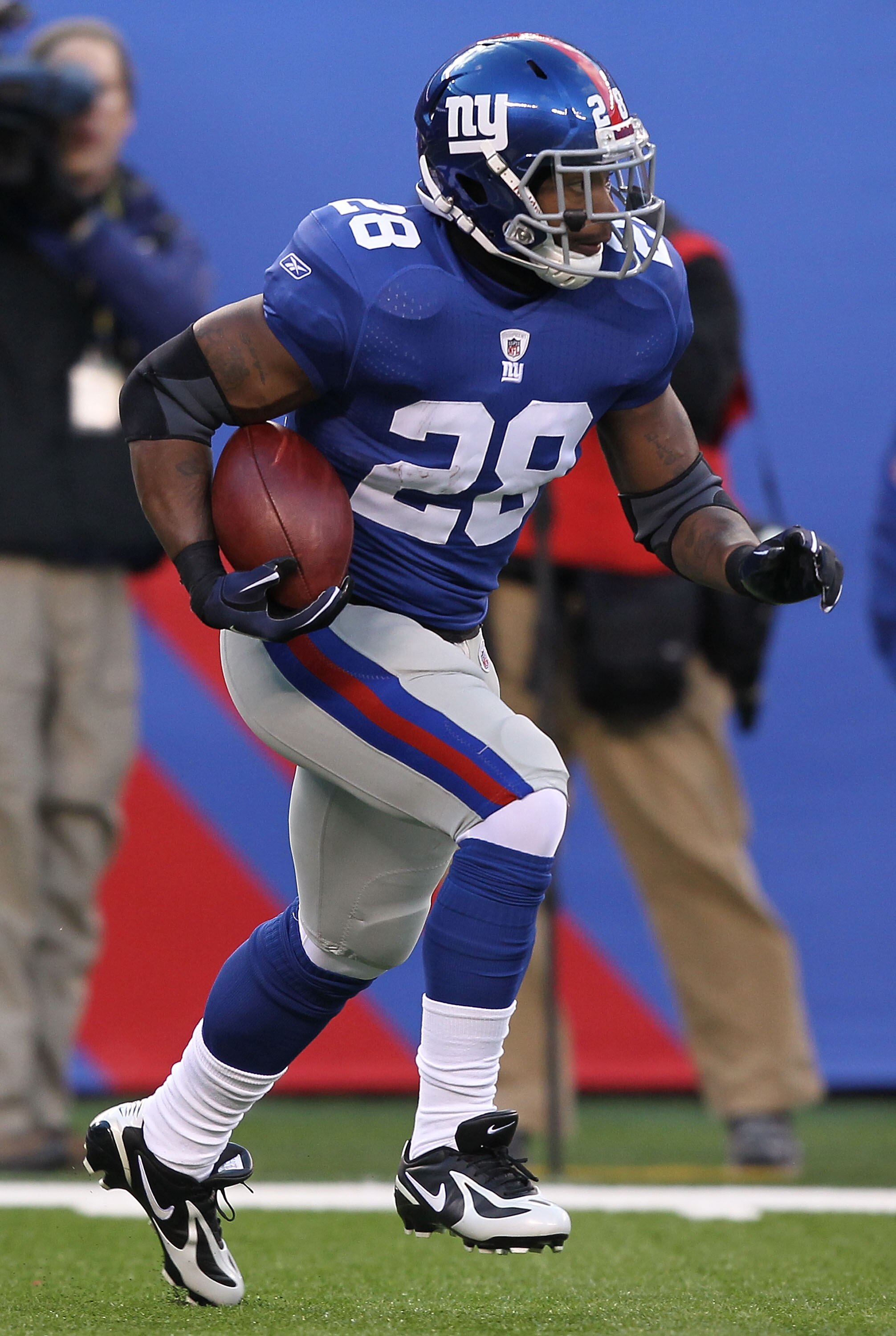 EAST RUTHERFORD, NJ - DECEMBER 05:  D.J. Ware #28 of the New York Giantsin action against the Washington Redskins during their game on December 5, 2010 at The New Meadowlands Stadium in East Rutherford, New Jersey.  (Photo by Al Bello/Getty Images)