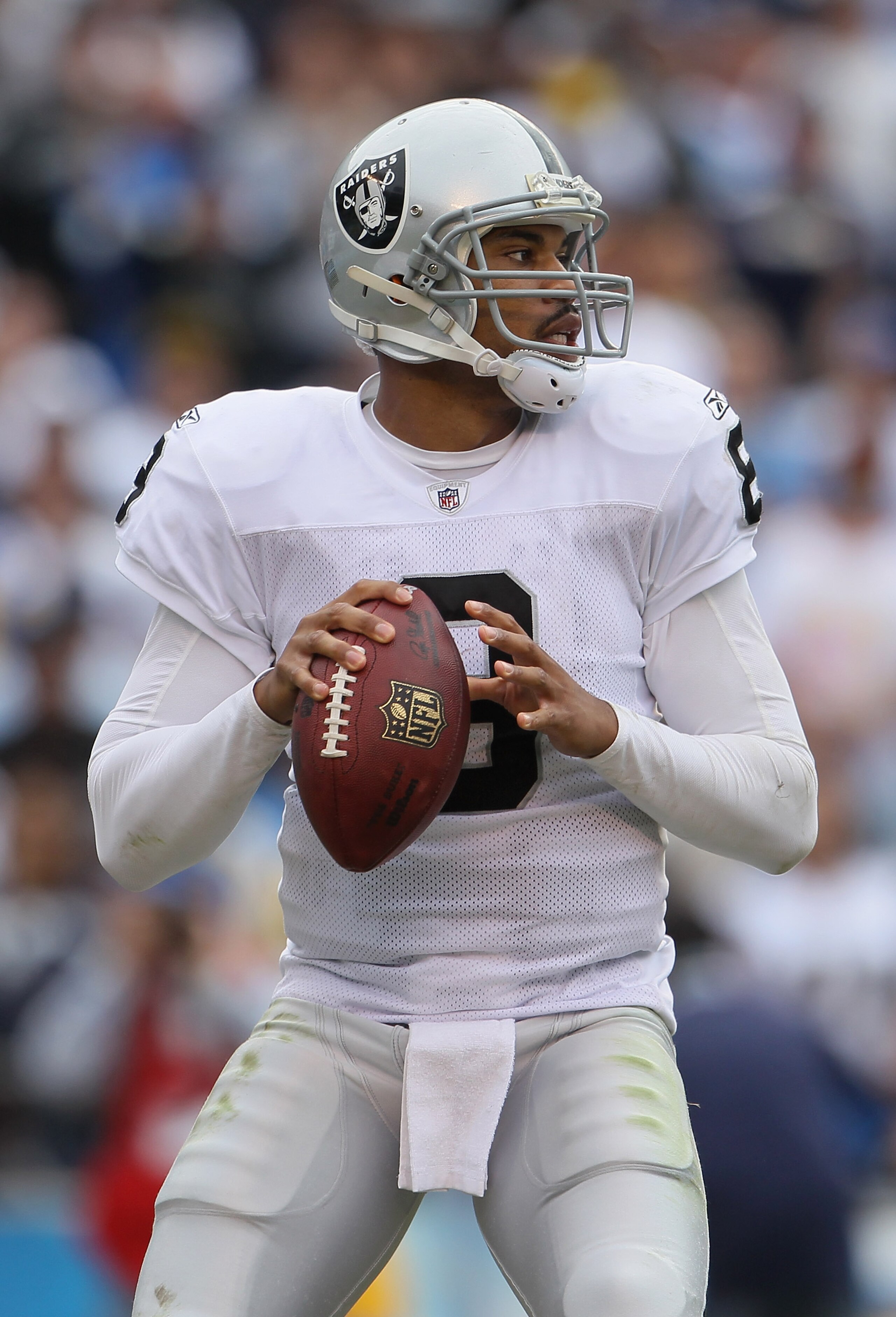 SAN DIEGO - DECEMBER 05: Quarterback Jason Campbell #8 the Oakland Raiders drops back to pass against the San Diego Chargers during the second quarter at Qualcomm Stadium on December 5, 2010 in San Diego, California. The Raiders defeated the Chargers 28- SAN DIEGO - DECEMBER 05: Quarterback Jason Campbell #8 the Oakland Raiders drops back to pass against the San Diego Chargers during the second quarter at Qualcomm Stadium on December 5, 2010 in San Diego, California. The Raiders defeated the Chargers 28-