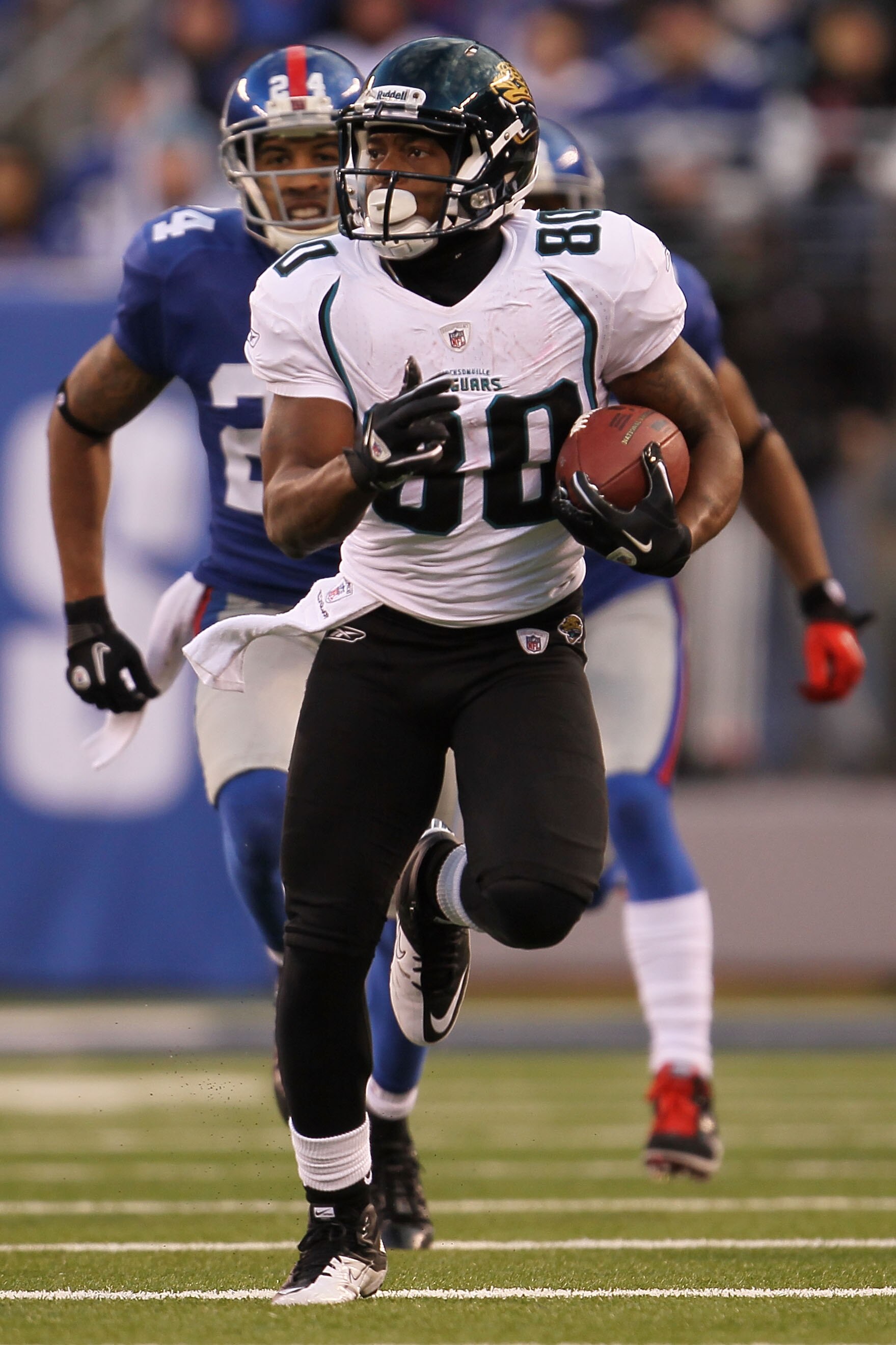 EAST RUTHERFORD, NJ - NOVEMBER 28:  Mike Thomas #80 of the Jacksonville Jaguars makes a break against the New York Giants at New Meadowlands Stadium on November 28, 2010 in East Rutherford, New Jersey.  (Photo by Chris McGrath/Getty Images)