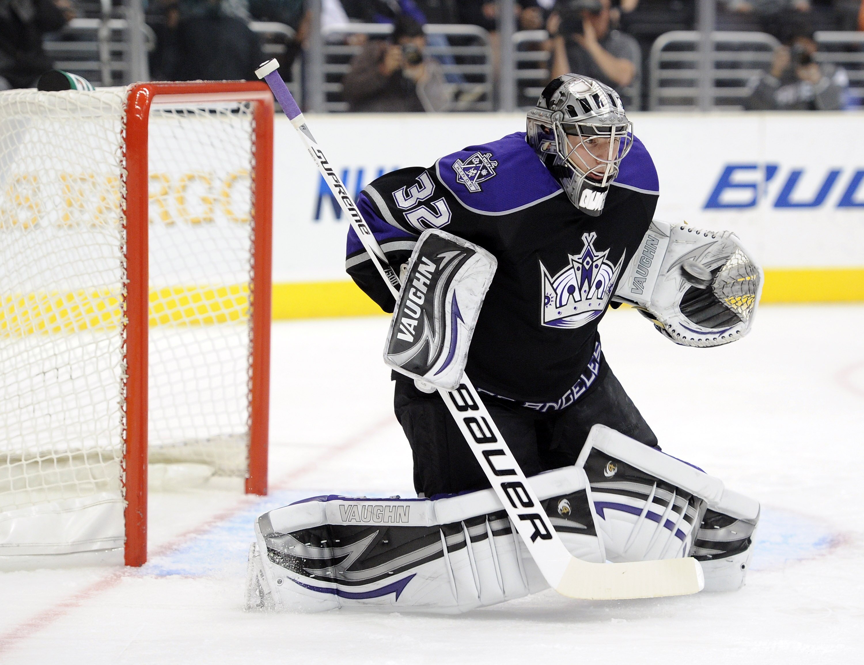 LOS ANGELES, CA - DECEMBER 02:  Jonathan Quick #32 of the Los Angeles Kings makes a save against the Florida Panthers during the first period on December 2, 2010 in Los Angeles, California.  (Photo by Harry How/Getty Images)