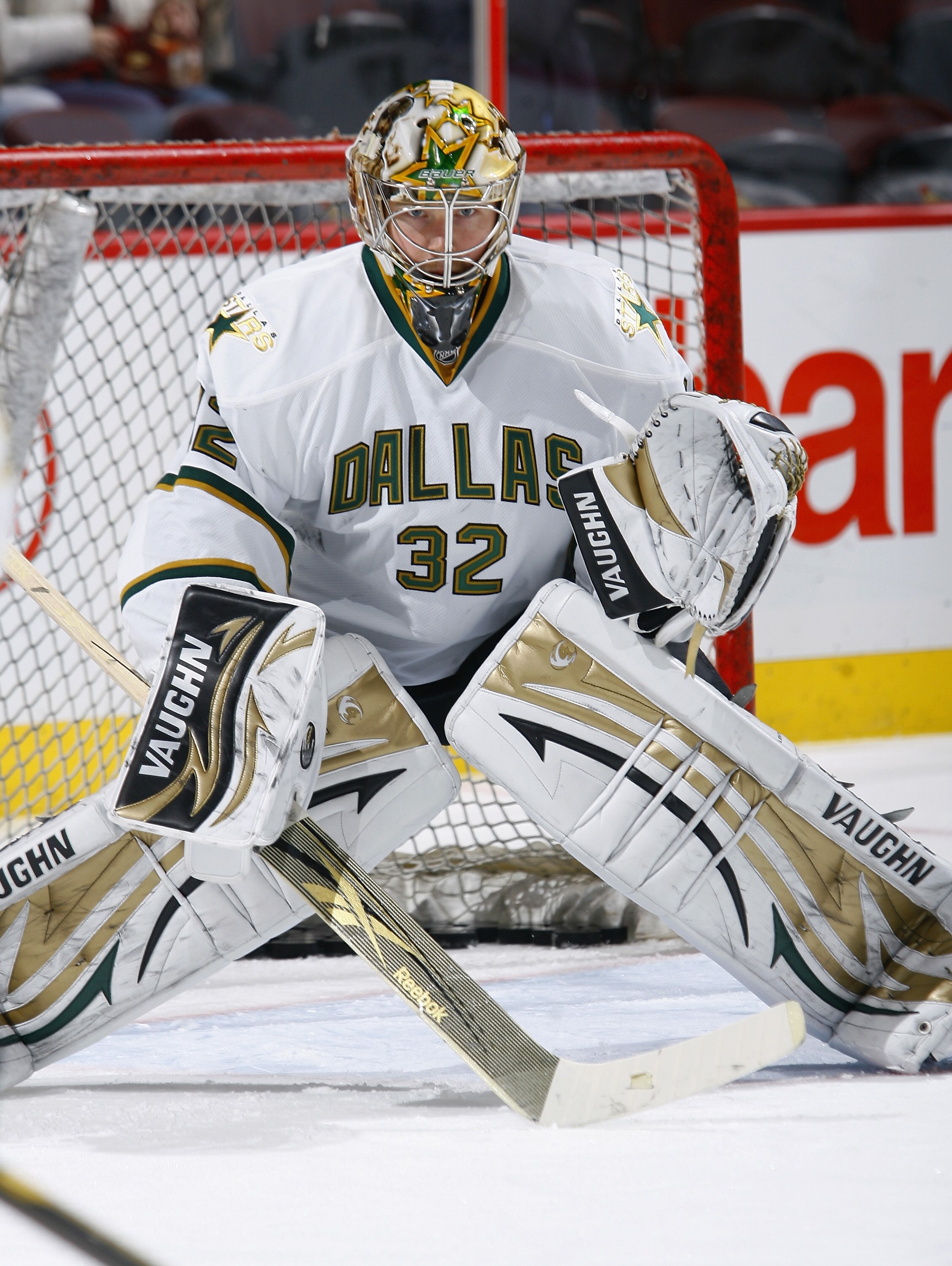 OTTAWA, ON - NOVEMBER 24: Kari Lehtonen #32 of the Dallas Stars defends his net during warmup before a game against the Ottawa Senators at Scotiabank Place on November 24, 2010 in Ottawa, Ontario, Canada. (Photo by Phillip MacCallum/Getty Images)